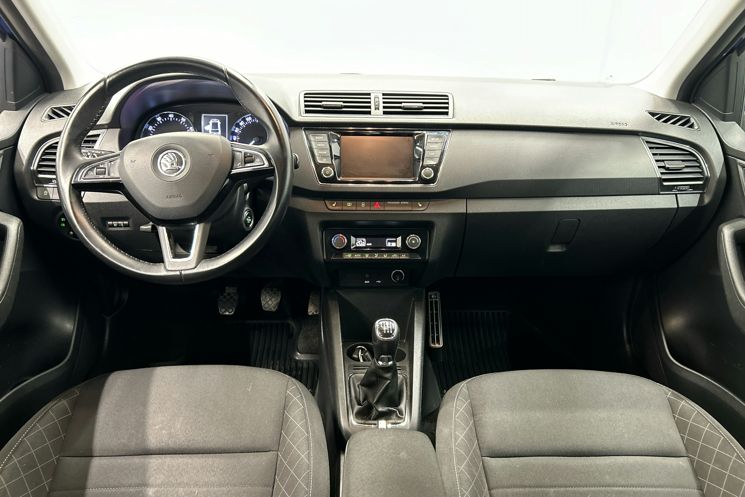 sininen Skoda Fabia 2016 kuva 7.