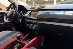 punainen Skoda Fabia 2016 kuva 19.