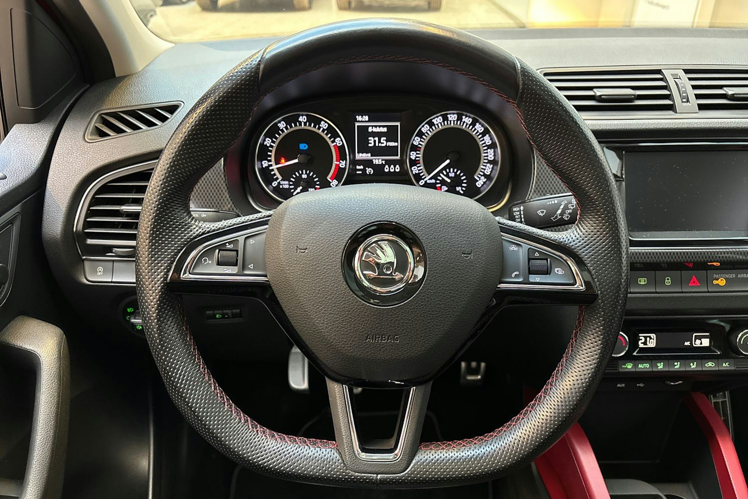 punainen Skoda Fabia 2016 kuva 21.