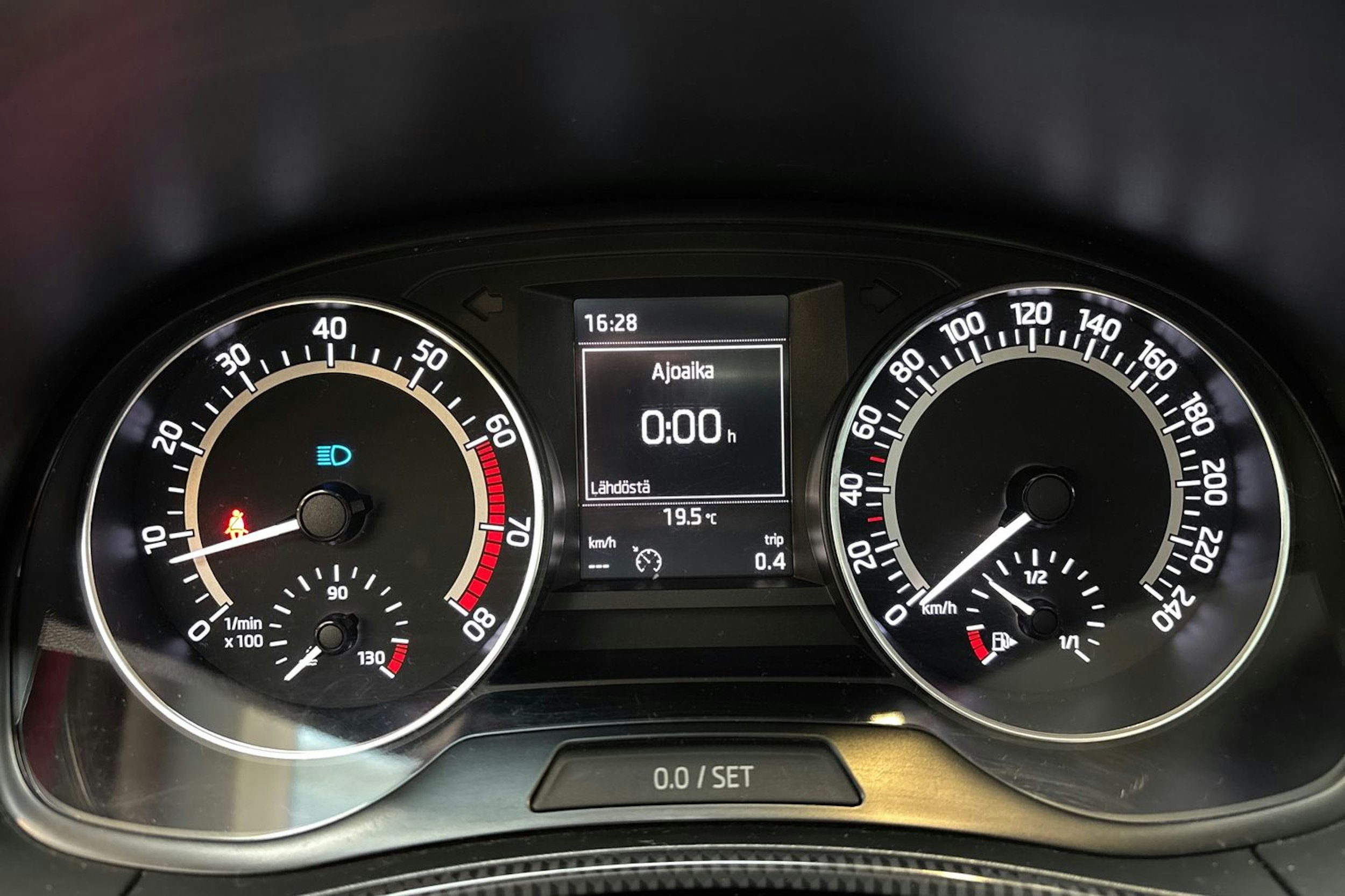 punainen Skoda Fabia 2016 kuva 22.