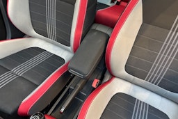 punainen Skoda Fabia 2016 kuva 30.
