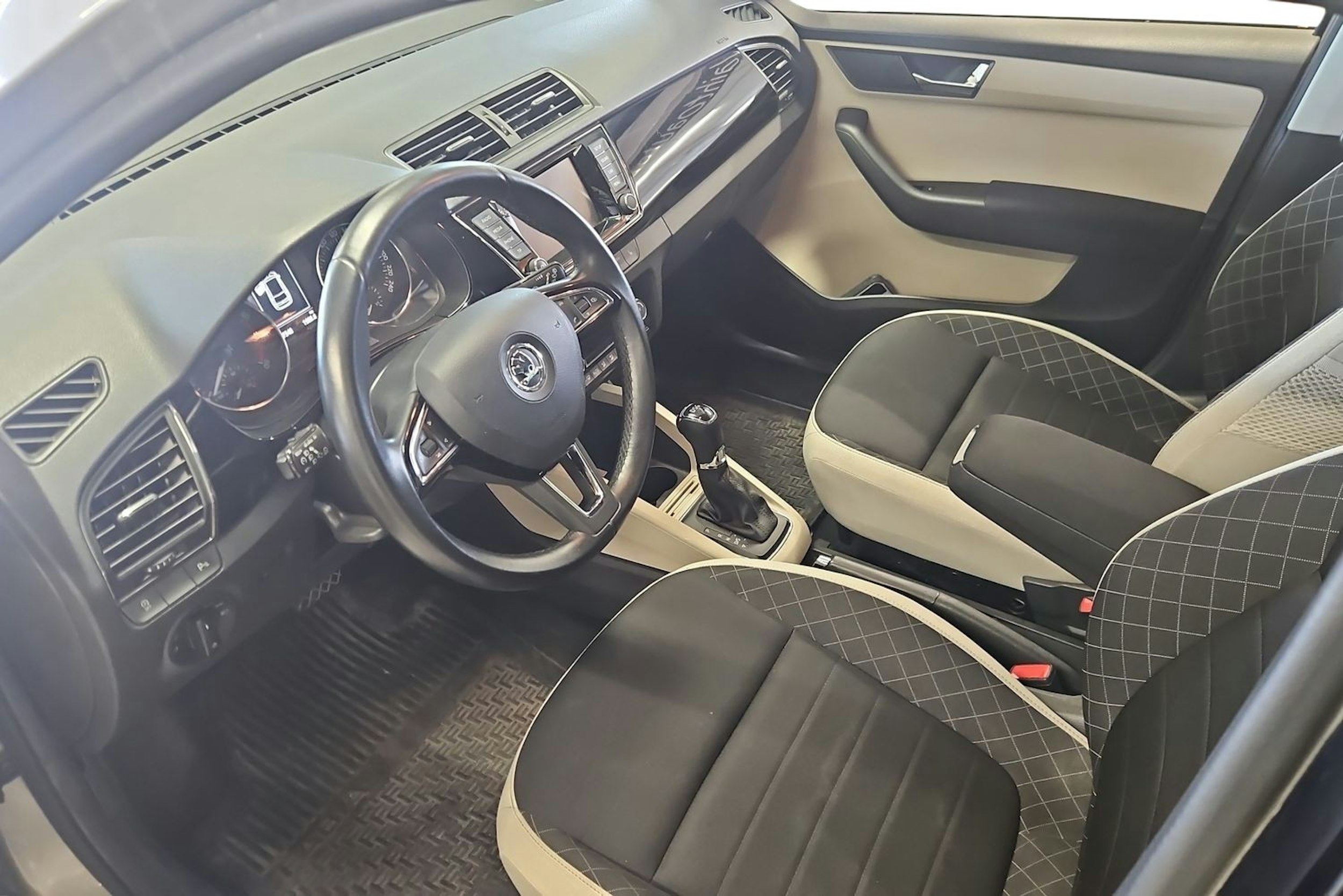 Ruskea (beige) Skoda FABIA 2016 kuva 3.