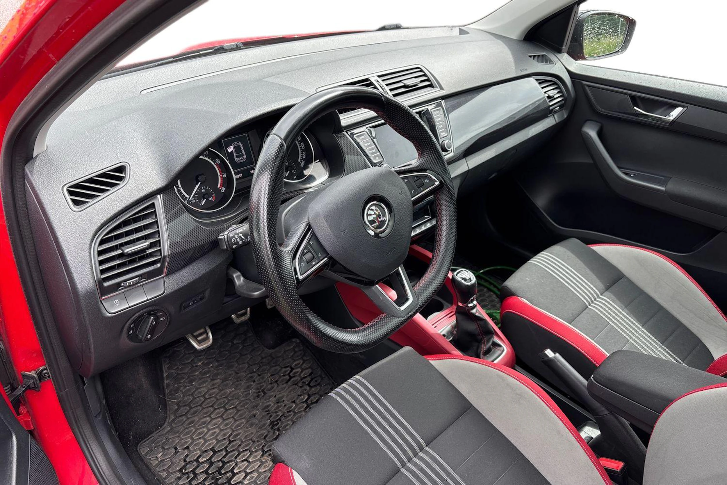 punainen Skoda Fabia 2016 kuva 3.