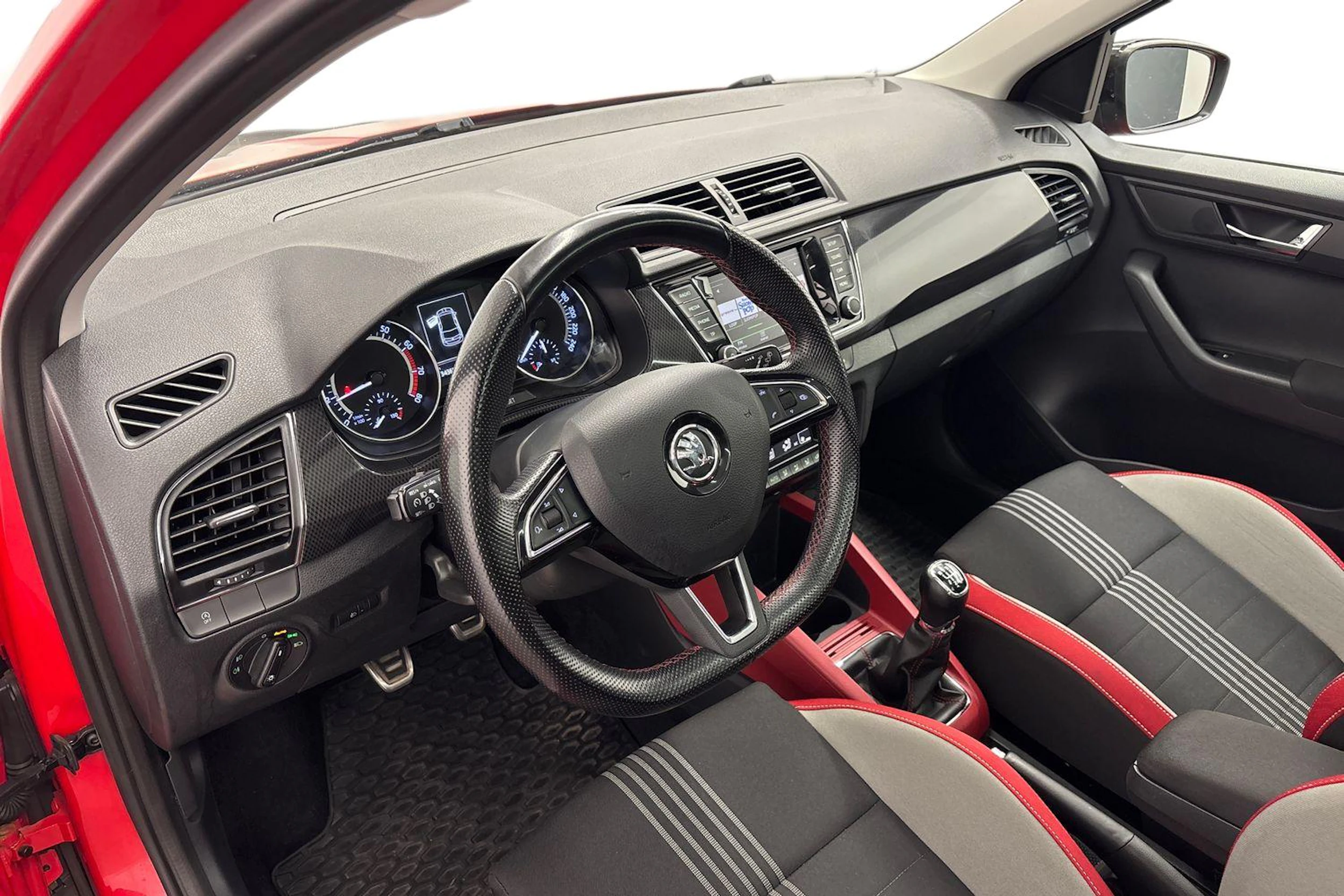 punainen Skoda Fabia 2016 kuva 6.