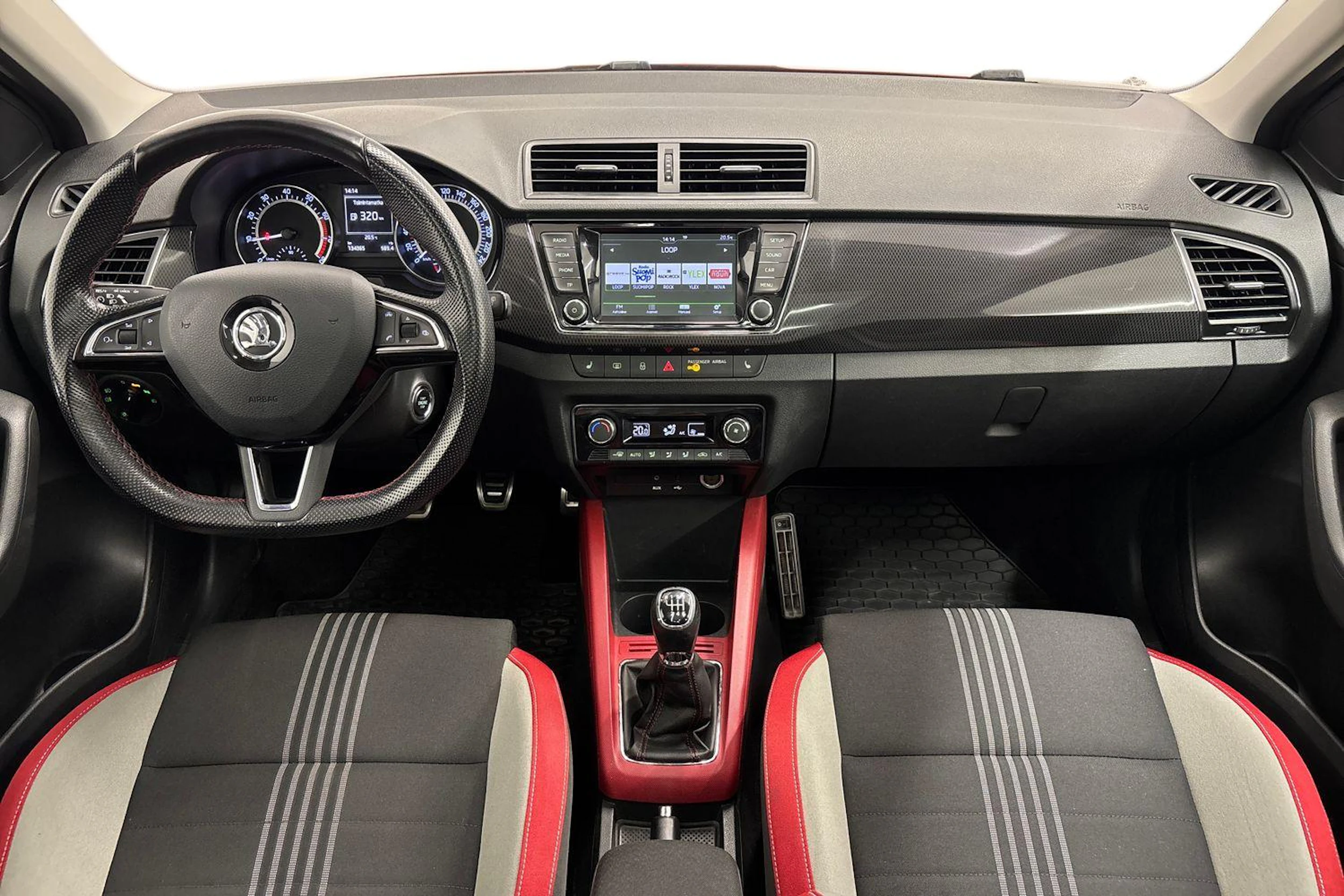 punainen Skoda Fabia 2016 kuva 7.