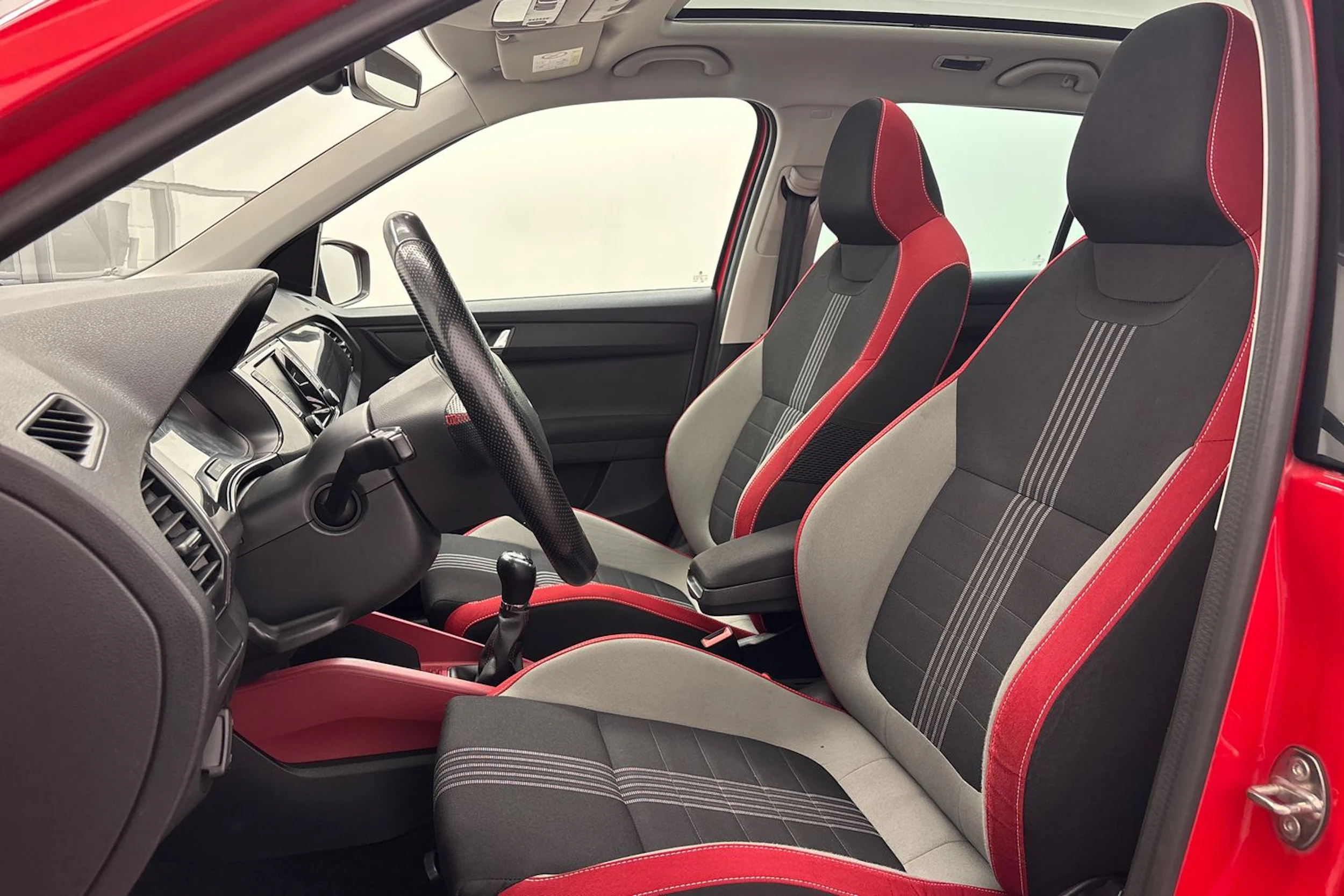 punainen Skoda Fabia 2016 kuva 11.