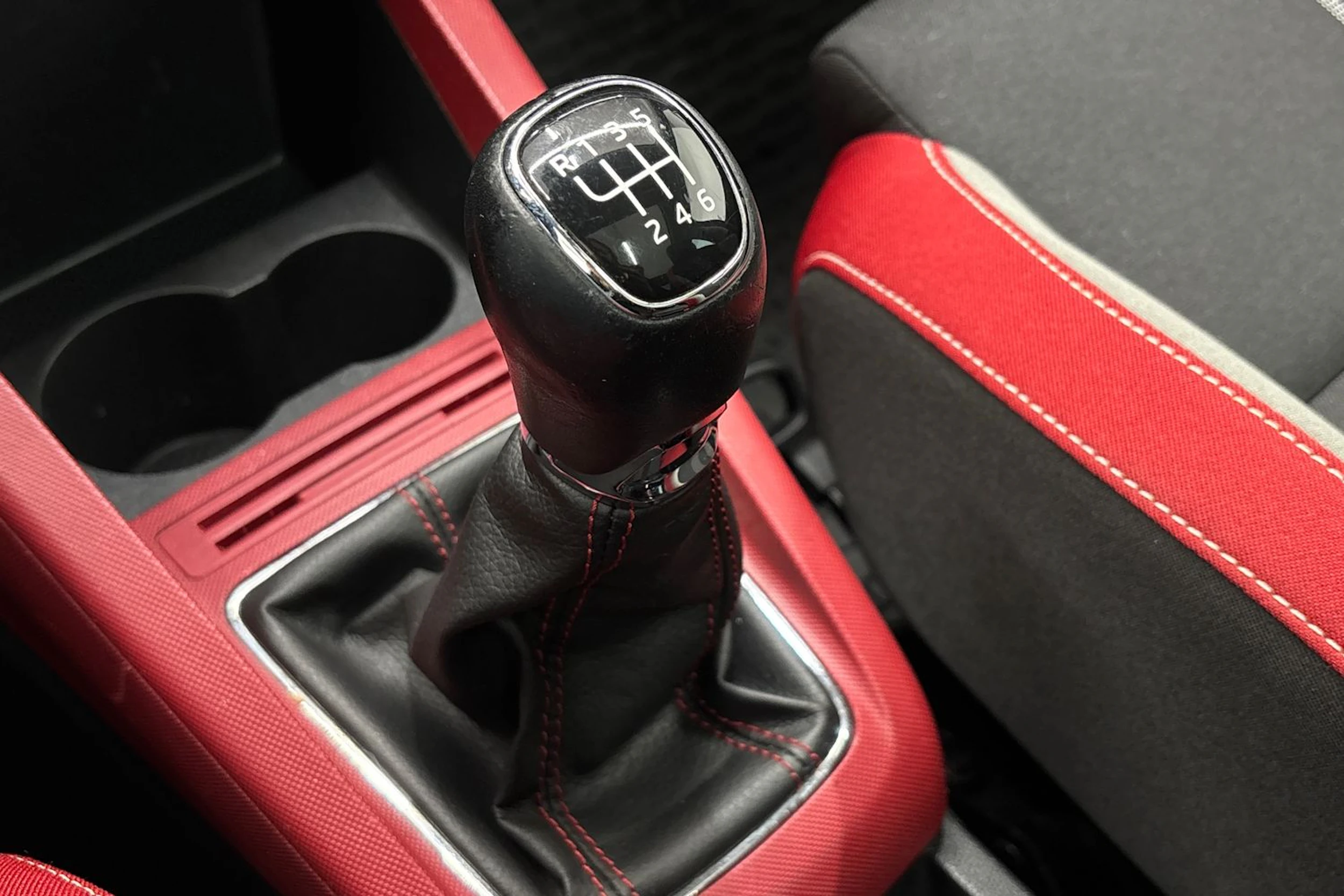 punainen Skoda Fabia 2016 kuva 21.