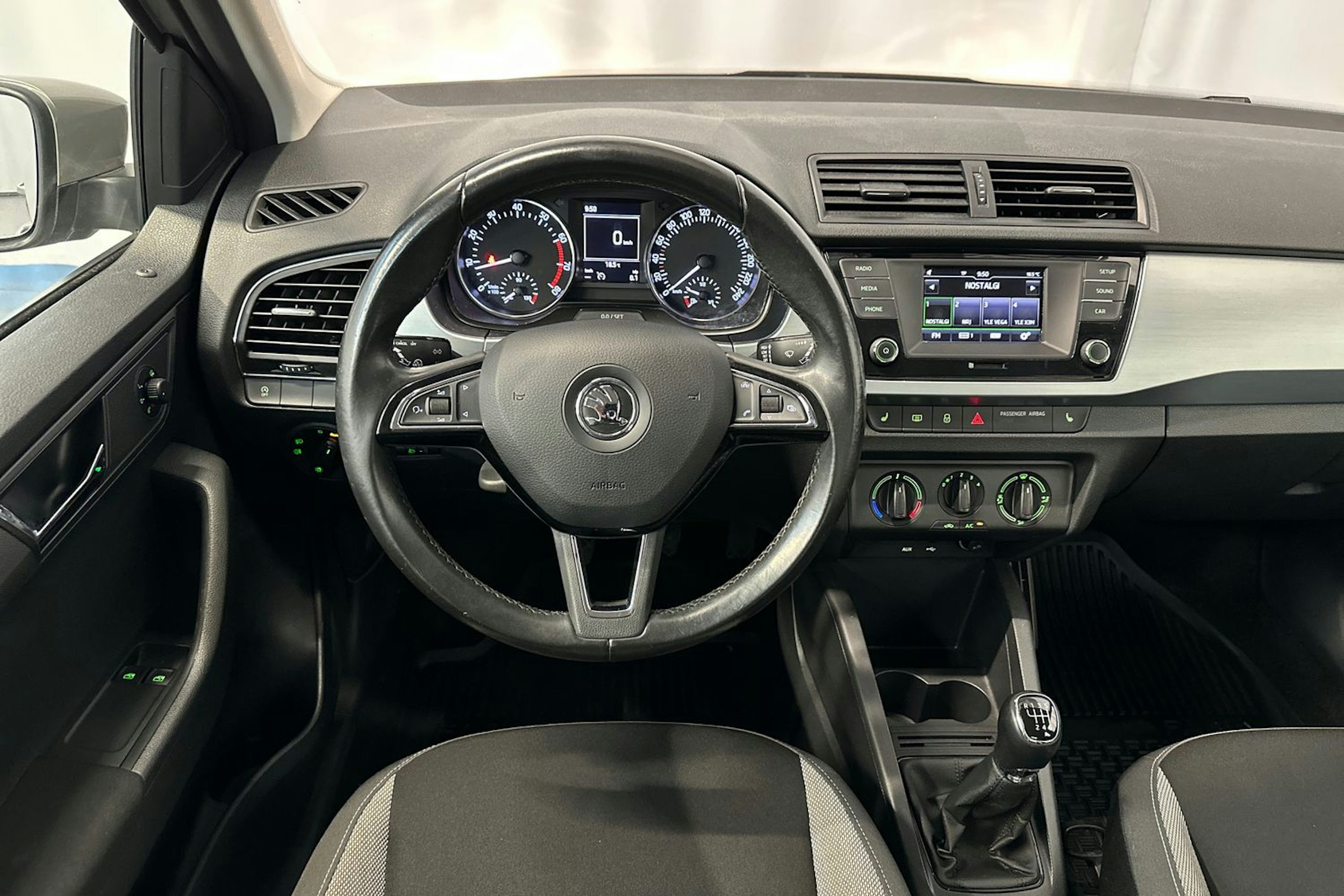 ruskea (beige) Skoda Fabia 2016 kuva 8.