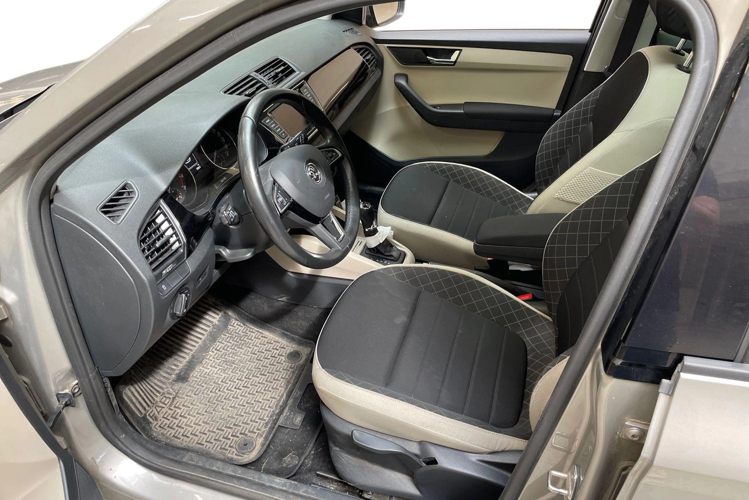 ruskea (beige) Skoda Fabia 2016 kuva 3.