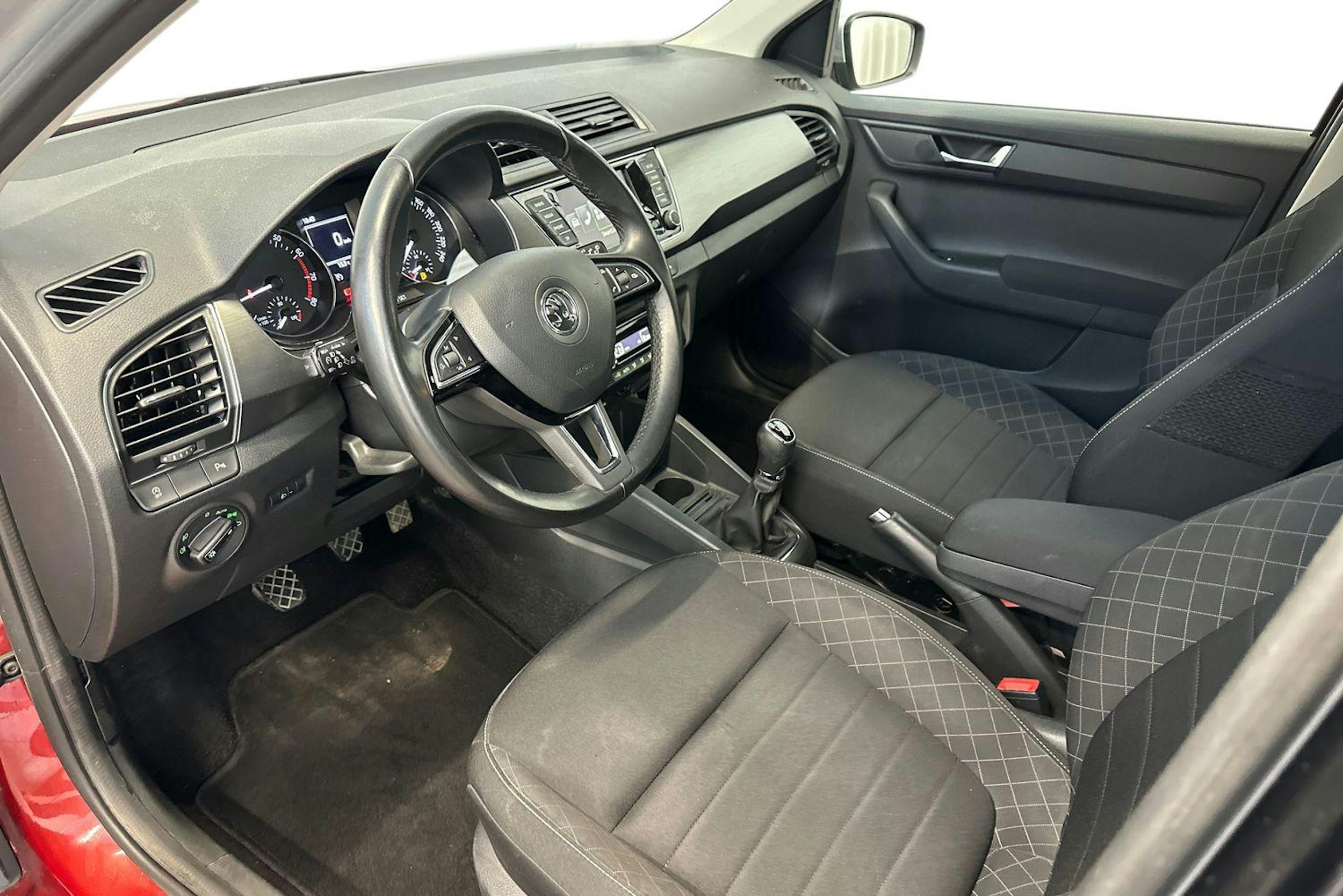 punainen Skoda Fabia 2016 kuva 7.