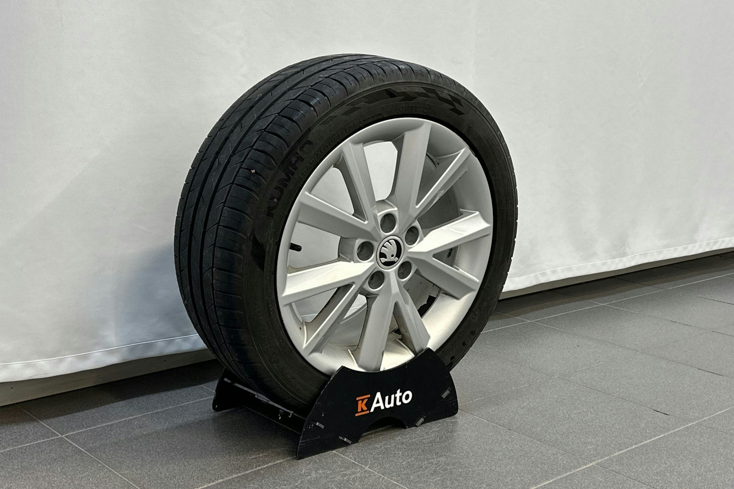 punainen Skoda Fabia 2016 kuva 13.