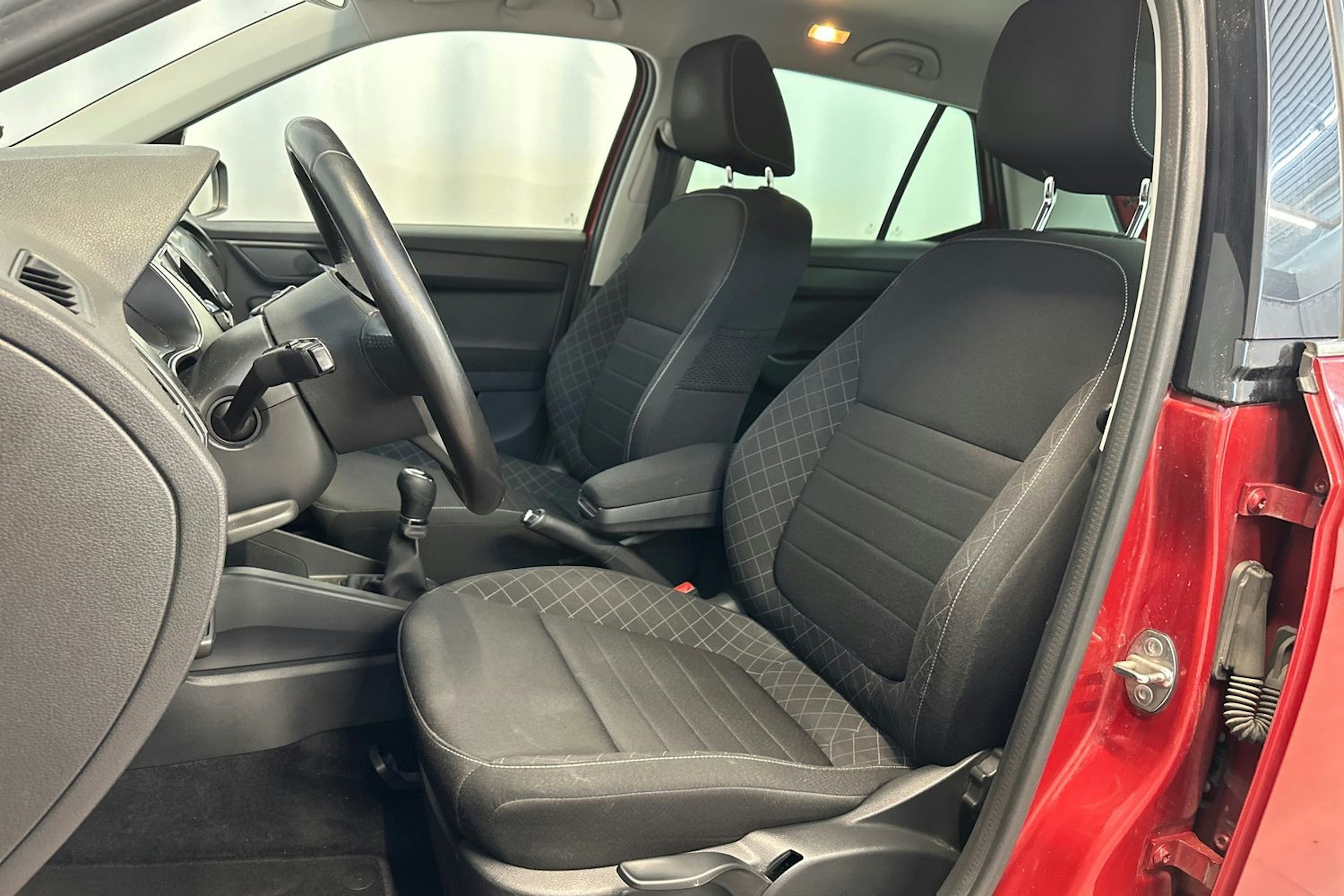 punainen Skoda Fabia 2016 kuva 14.