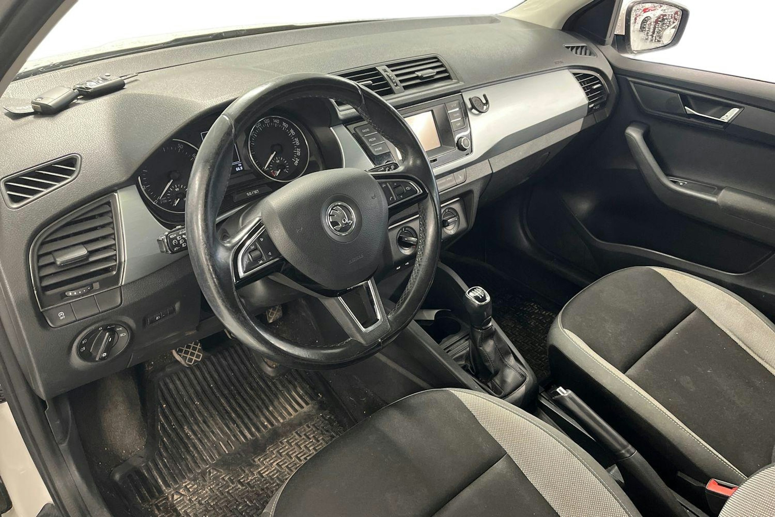 Valkoinen Skoda FABIA 2017 kuva 3.