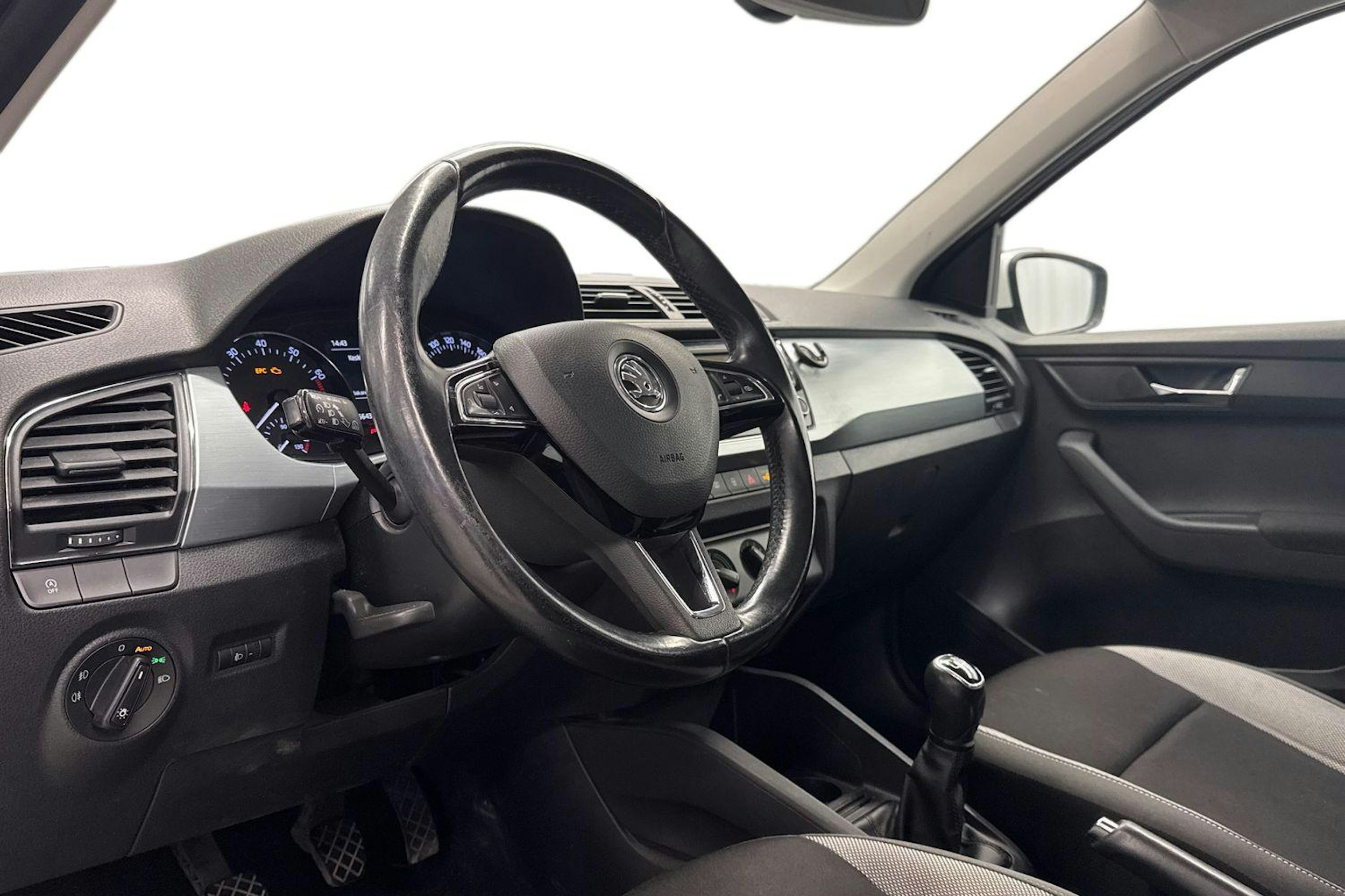 Valkoinen Skoda FABIA 2017 kuva 7.