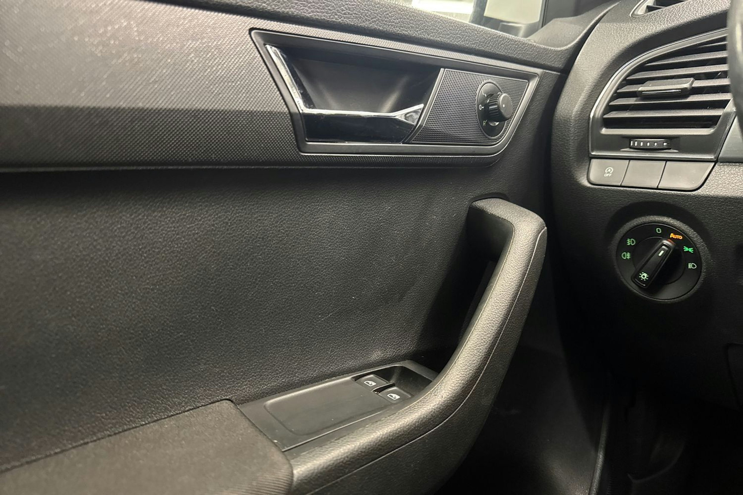 Valkoinen Skoda FABIA 2017 kuva 18.