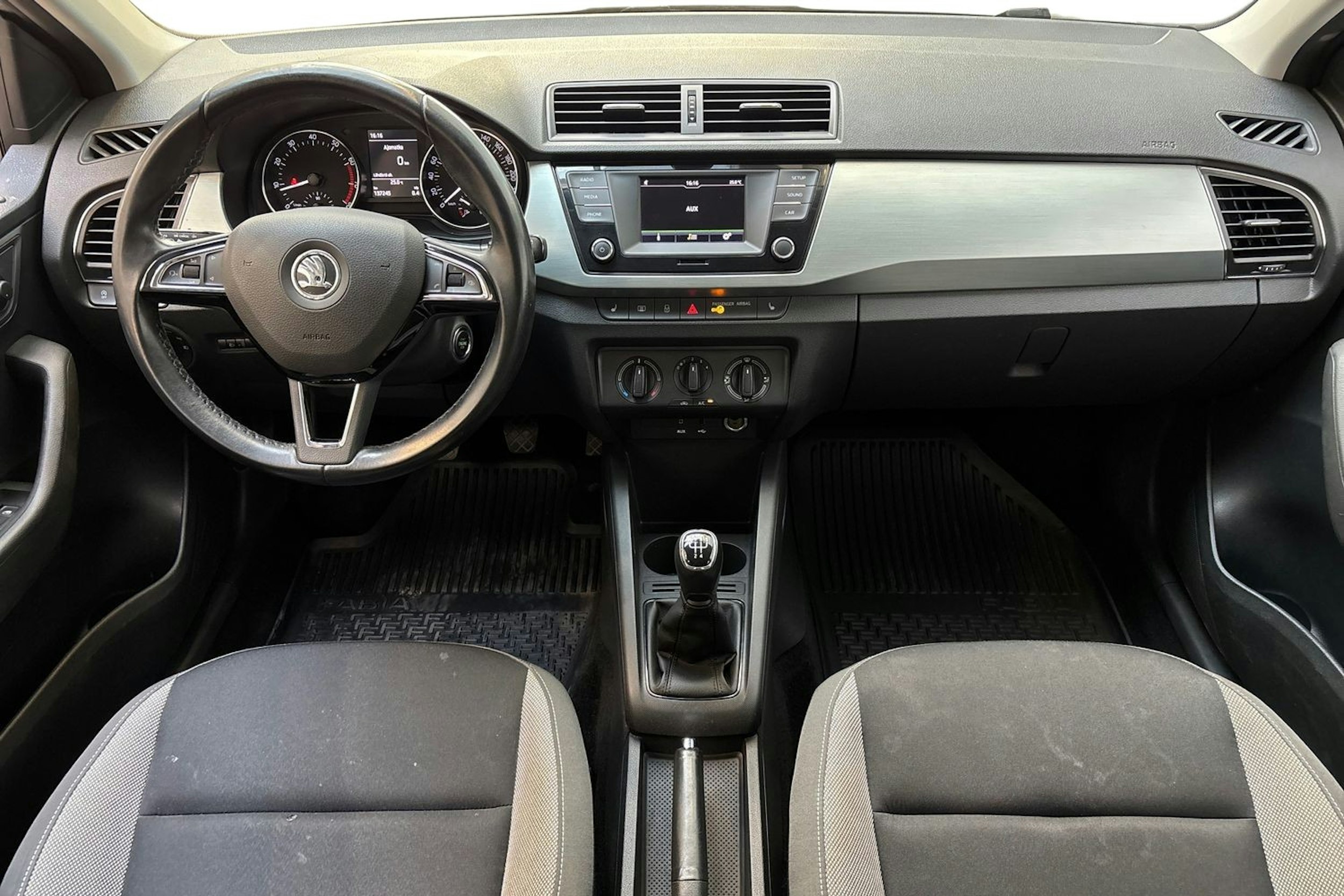 ruskea (beige) Skoda Fabia 2017 kuva 9.