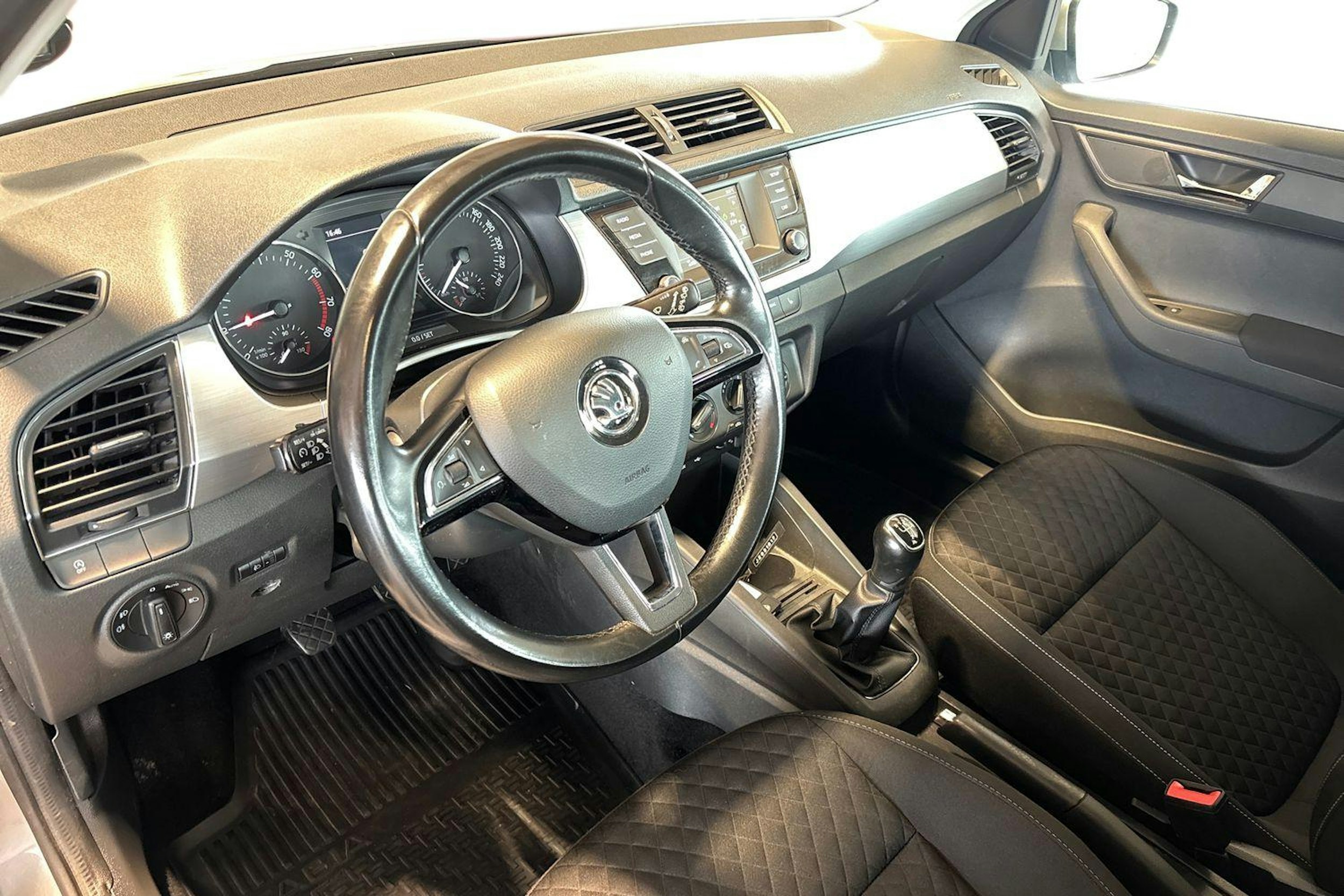 Ruskea (beige) Skoda FABIA 2017 kuva 6.