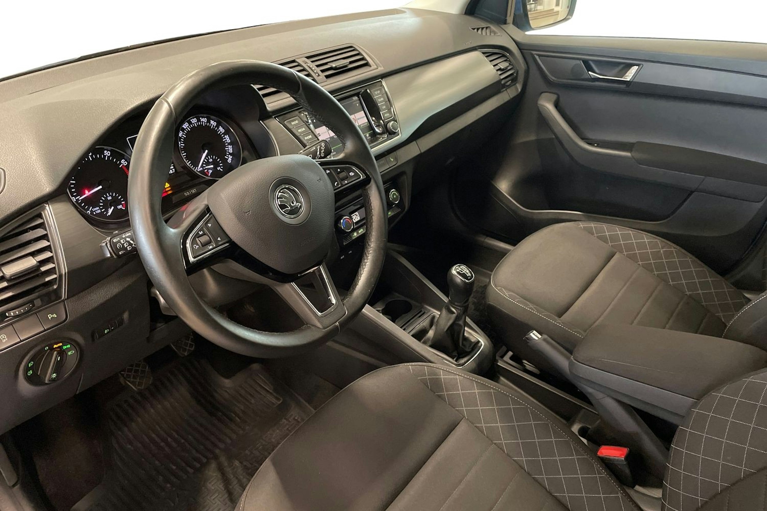 sininen Skoda Fabia 2017 kuva 7.
