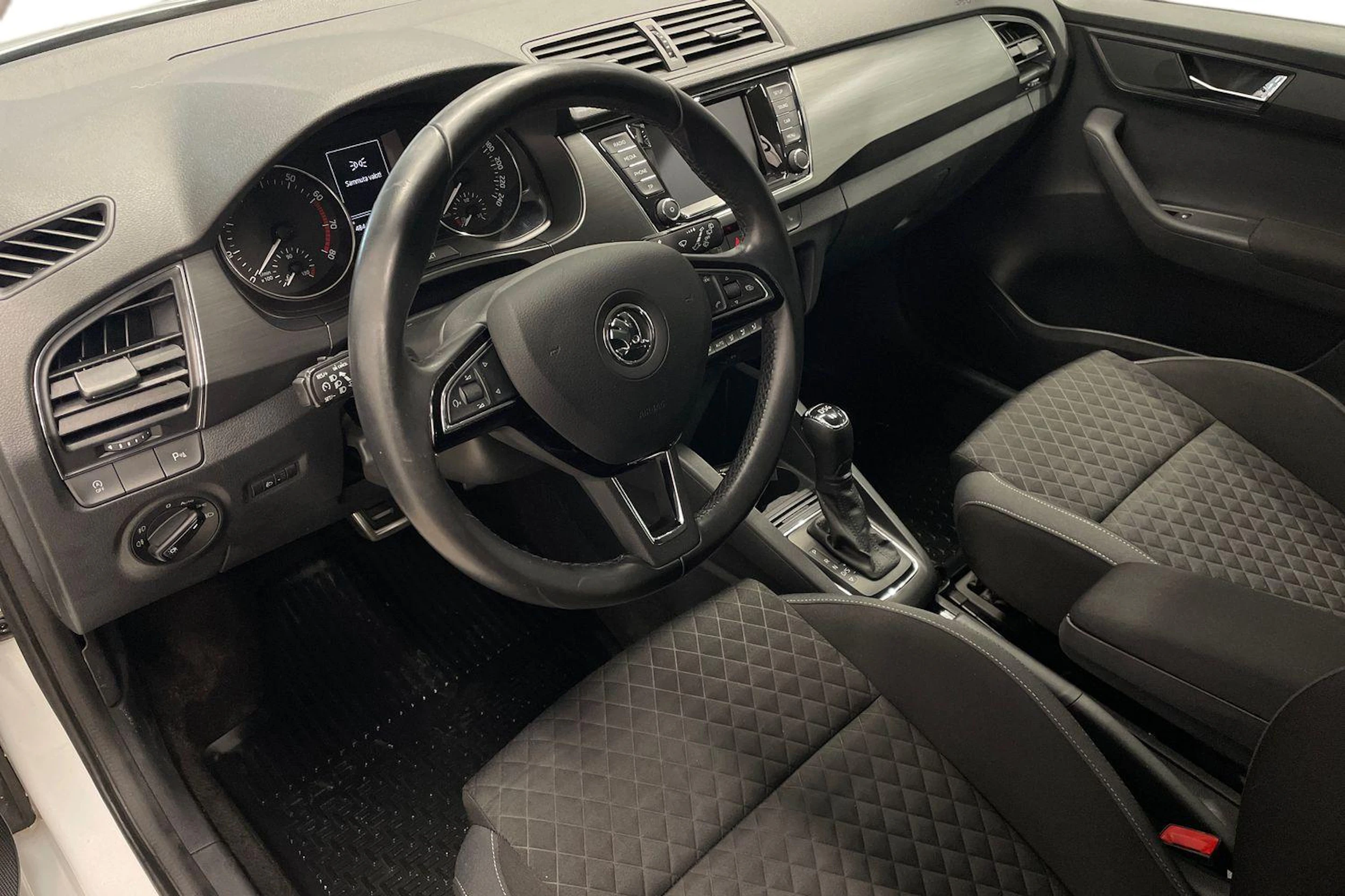 Valkoinen Skoda FABIA 2017 kuva 6.