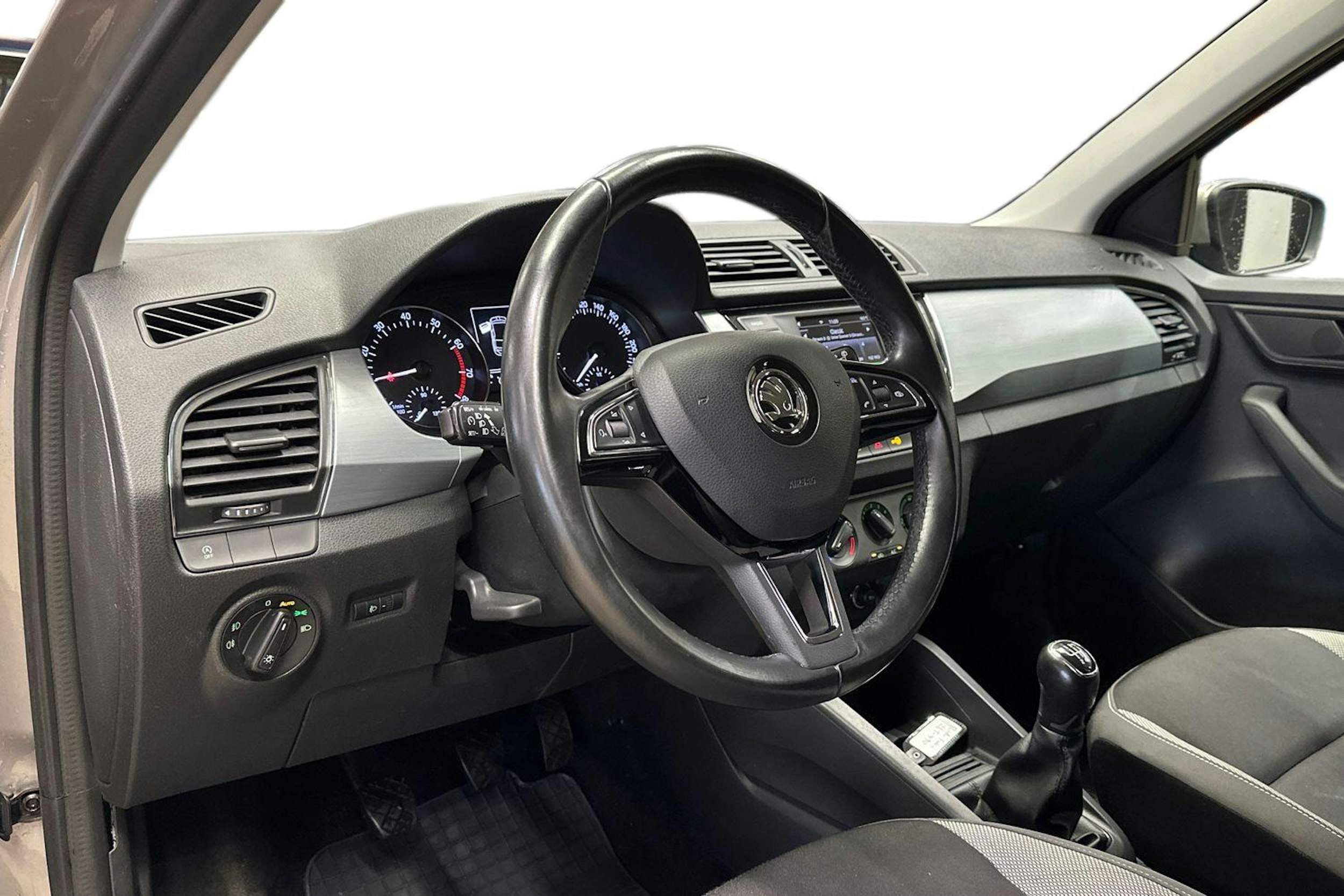ruskea (beige) Skoda Fabia 2018 kuva 7.