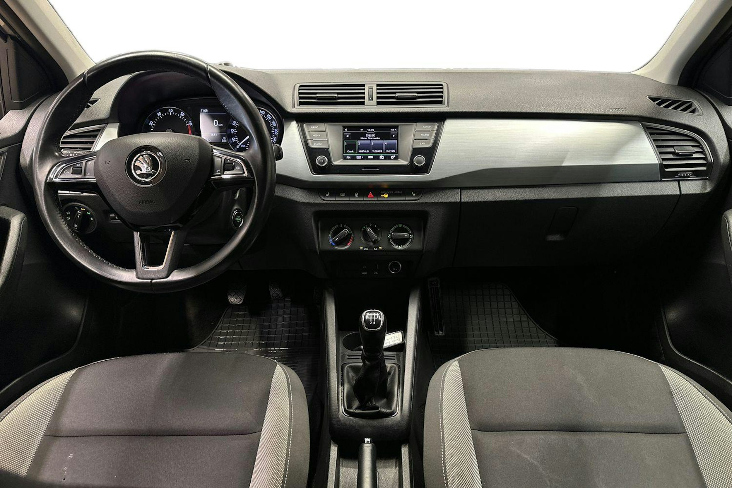 ruskea (beige) Skoda Fabia 2018 kuva 9.