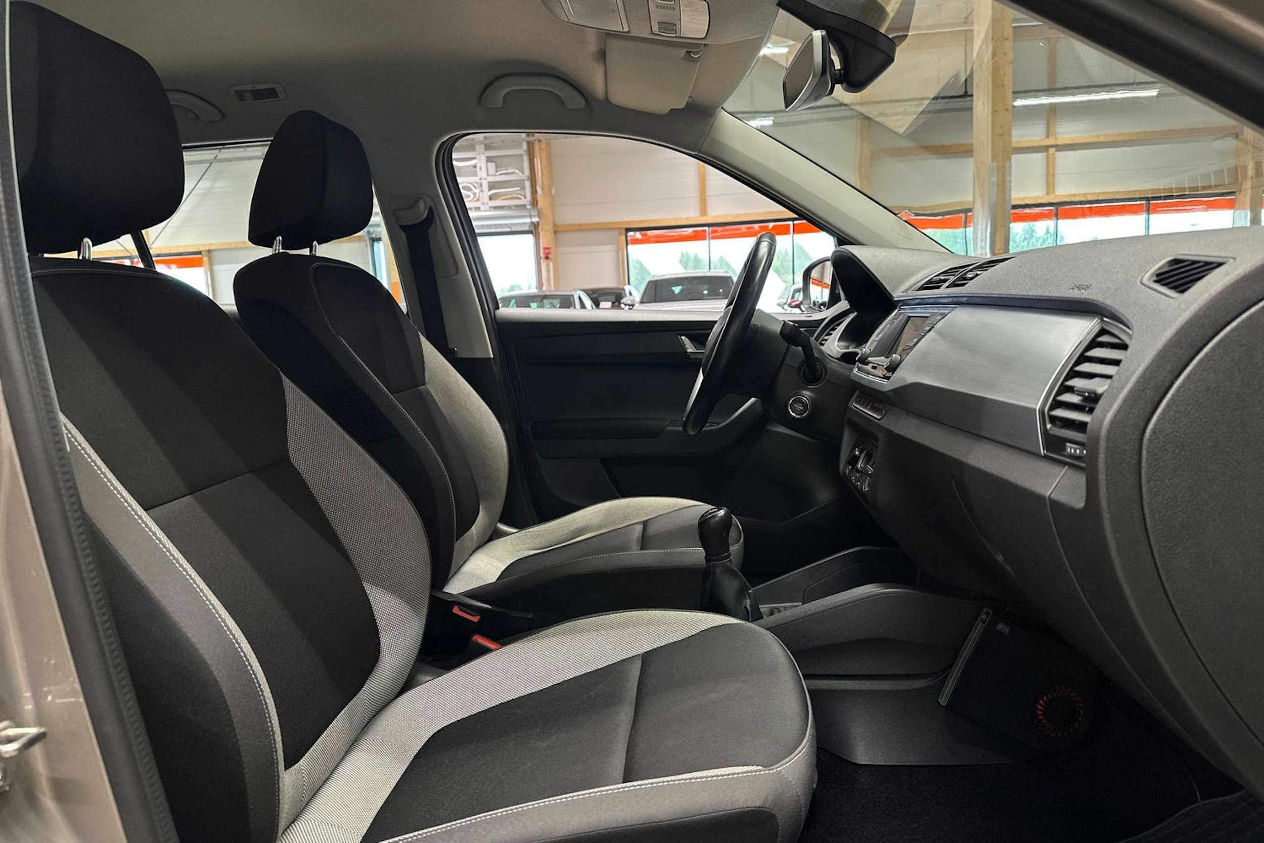 ruskea (beige) Skoda Fabia 2018 kuva 15.
