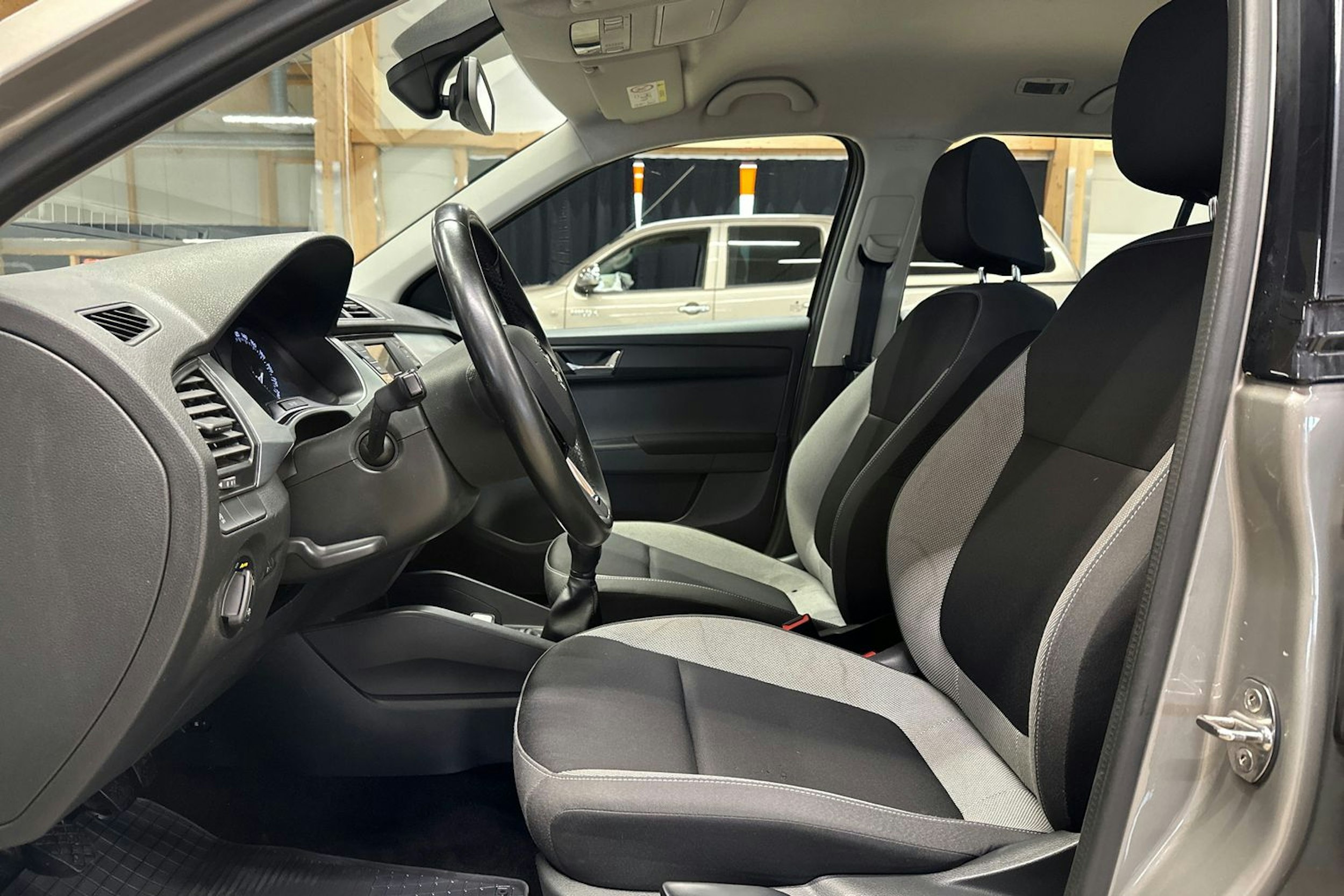 ruskea (beige) Skoda Fabia 2018 kuva 17.