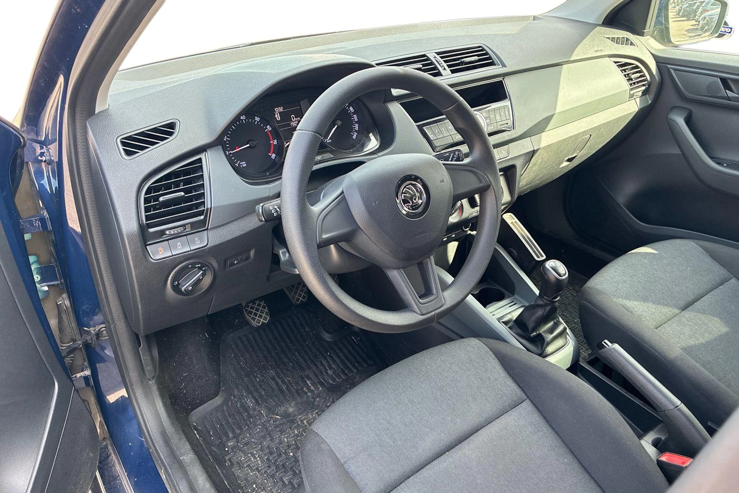 sininen Skoda Fabia 2018 kuva 3.