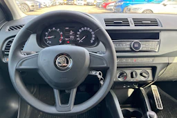 sininen Skoda Fabia 2018 kuva 4.