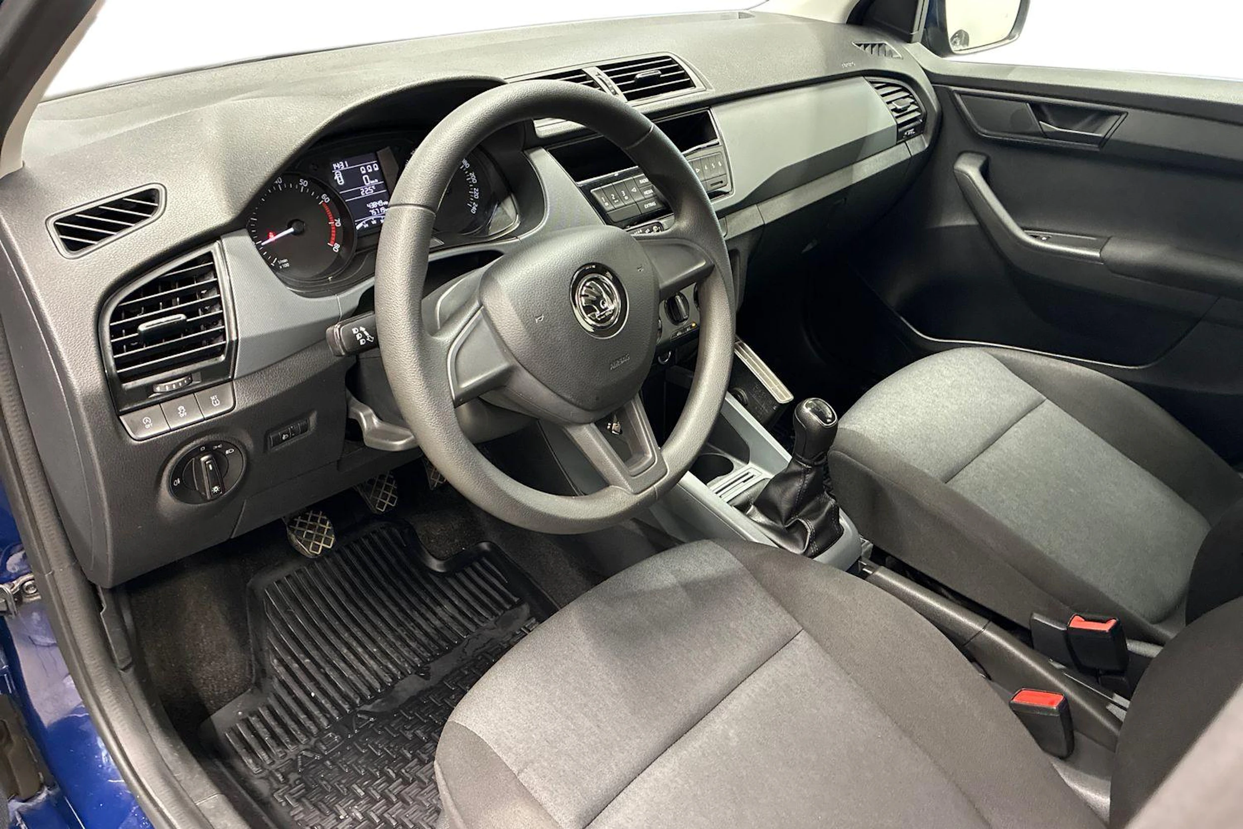 sininen Skoda Fabia 2018 kuva 6.