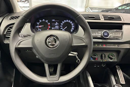 sininen Skoda Fabia 2018 kuva 11.