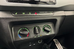 sininen Skoda Fabia 2018 kuva 17.