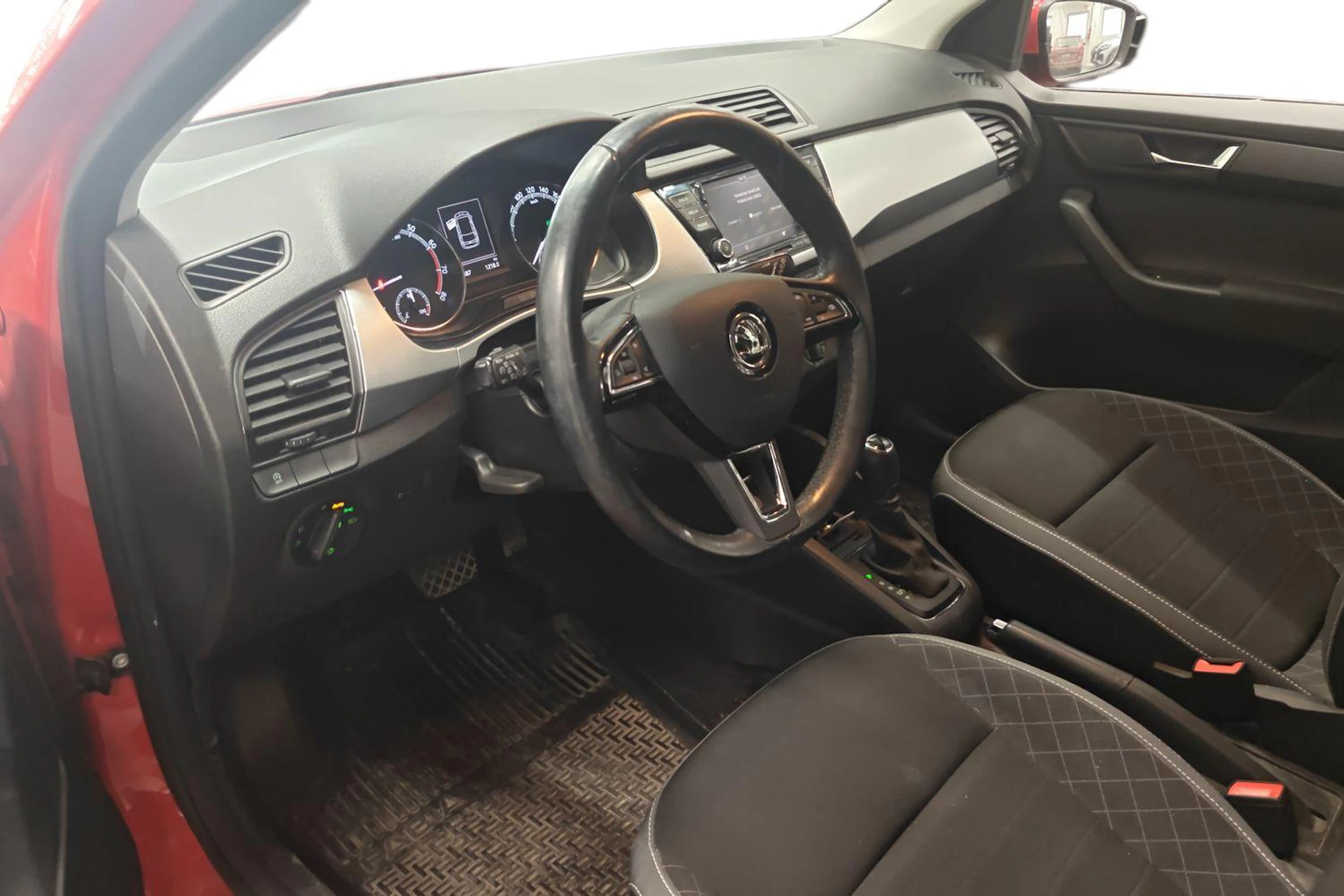 punainen Skoda Fabia 2018 kuva 3.