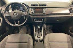 punainen Skoda Fabia 2018 kuva 7.