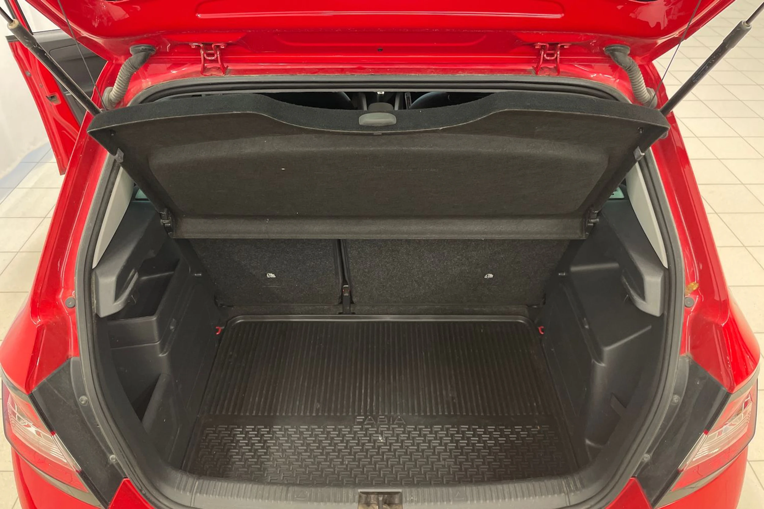punainen Skoda Fabia 2018 kuva 15.