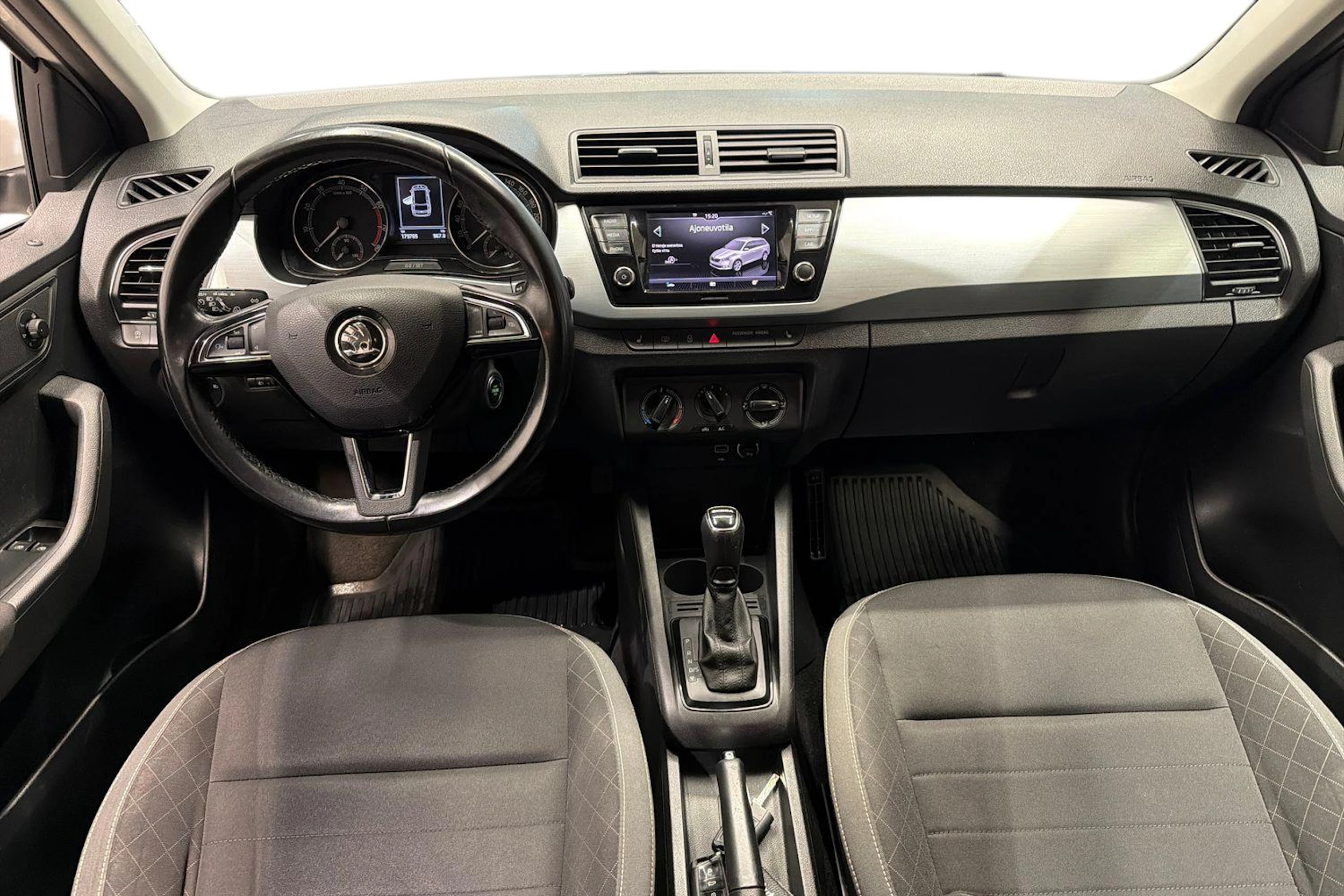 Valkoinen Skoda FABIA 2018 kuva 9.