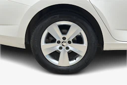 Valkoinen Skoda FABIA 2018 kuva 12.