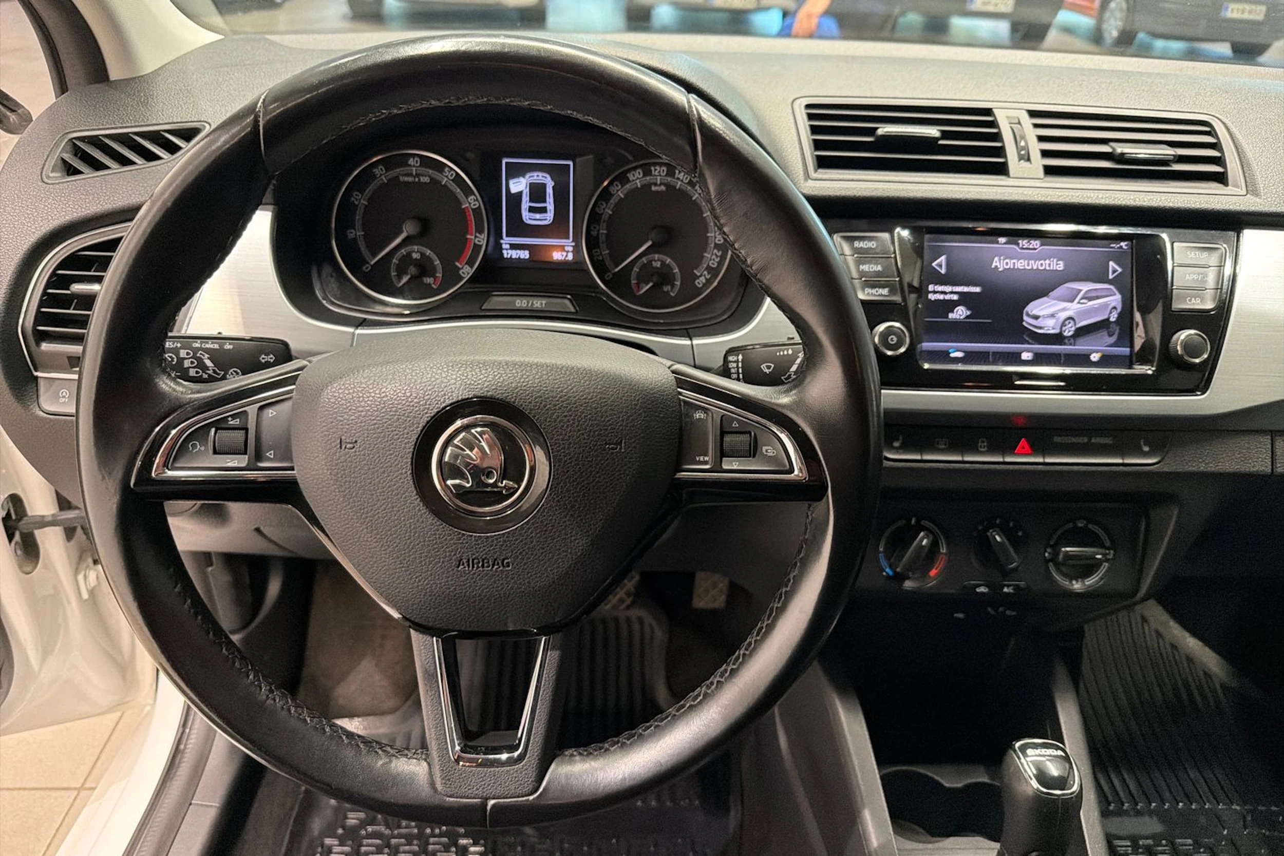 Valkoinen Skoda FABIA 2018 kuva 13.
