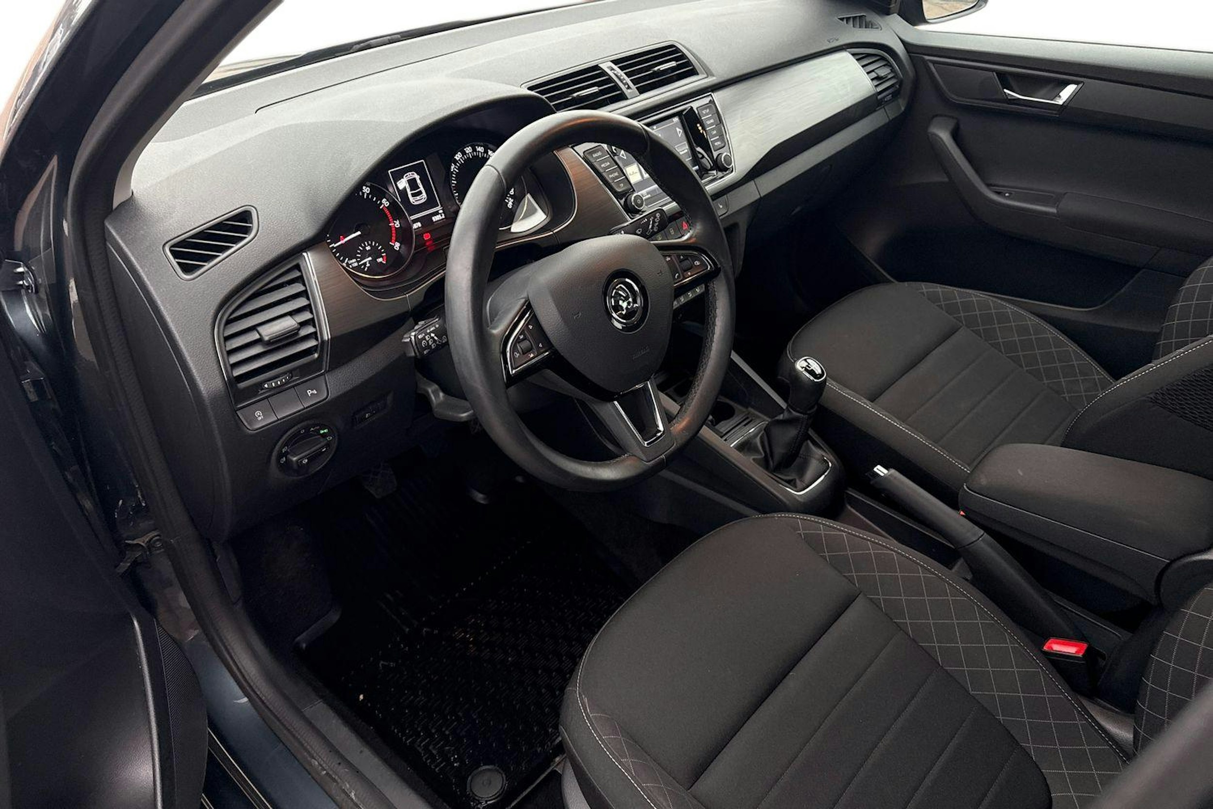 Harmaa Skoda FABIA 2018 kuva 7.