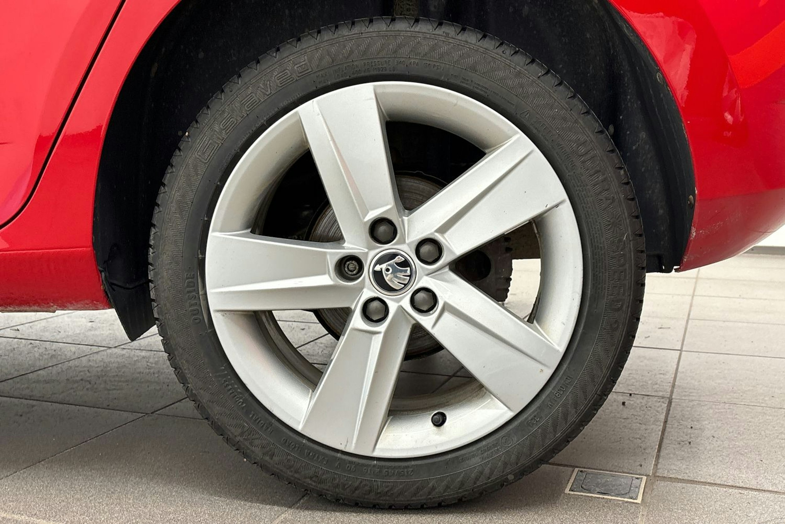 punainen Skoda Fabia 2018 kuva 11.