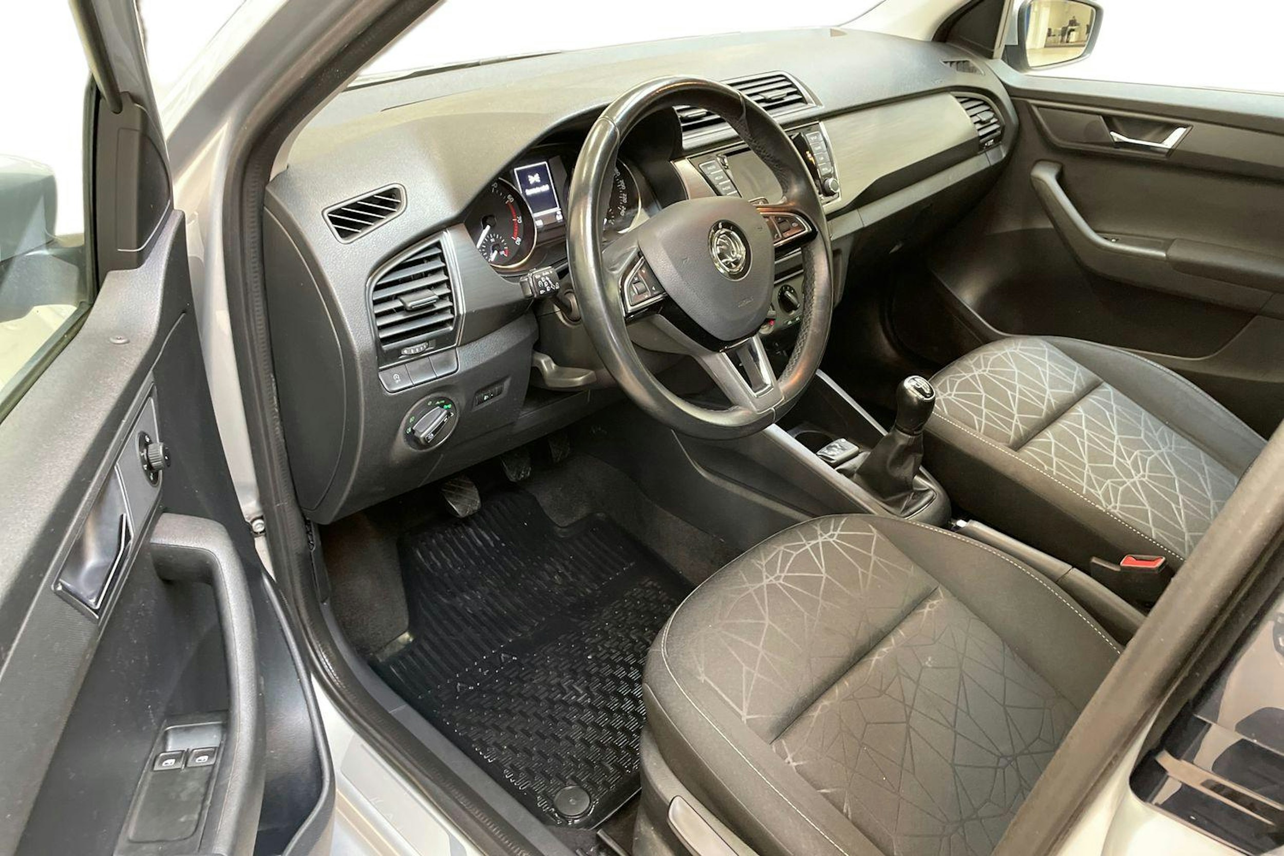 harmaa Skoda Fabia 2018 kuva 6.