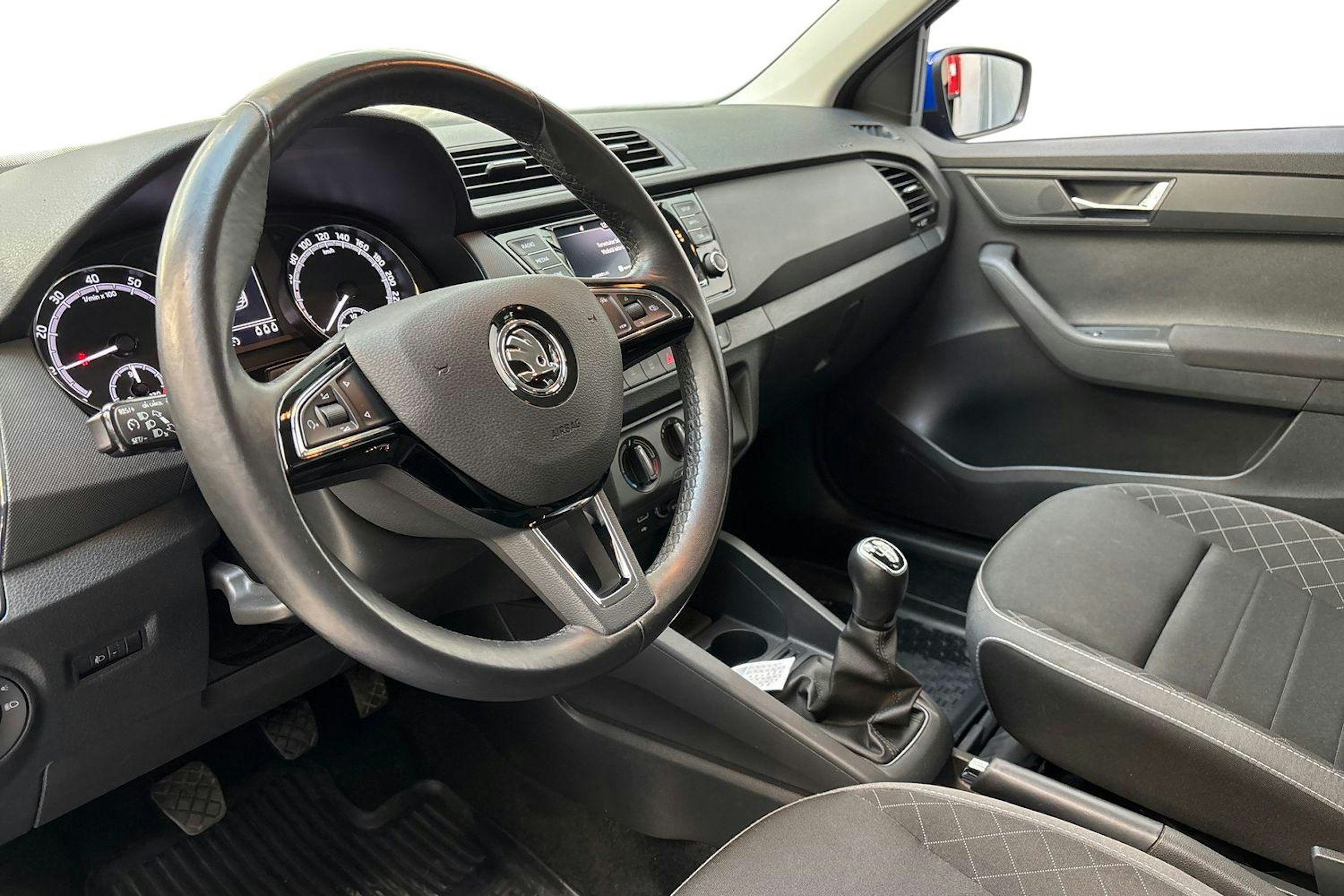sininen Skoda Fabia 2019 kuva 6.