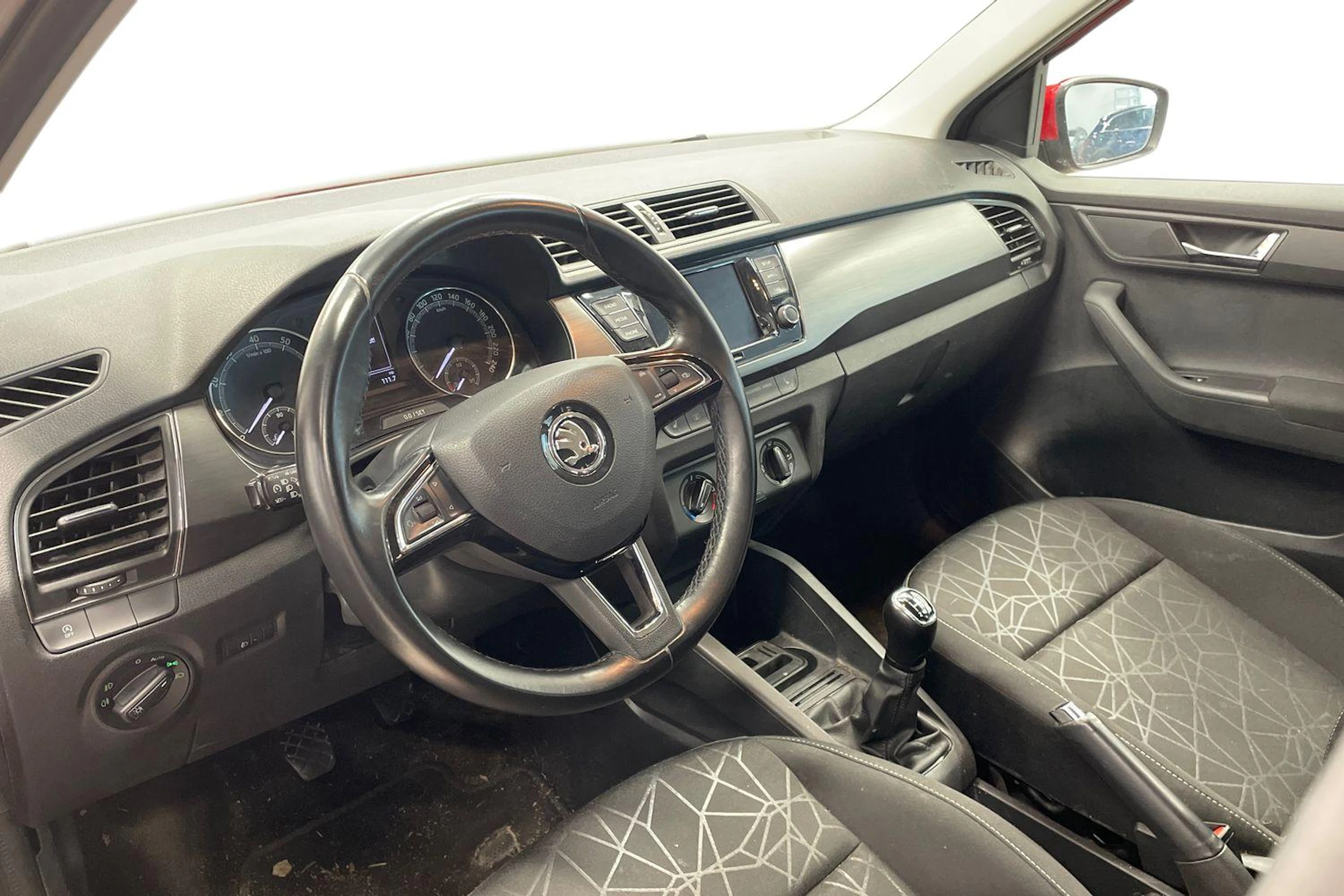 punainen Skoda Fabia 2019 kuva 3.