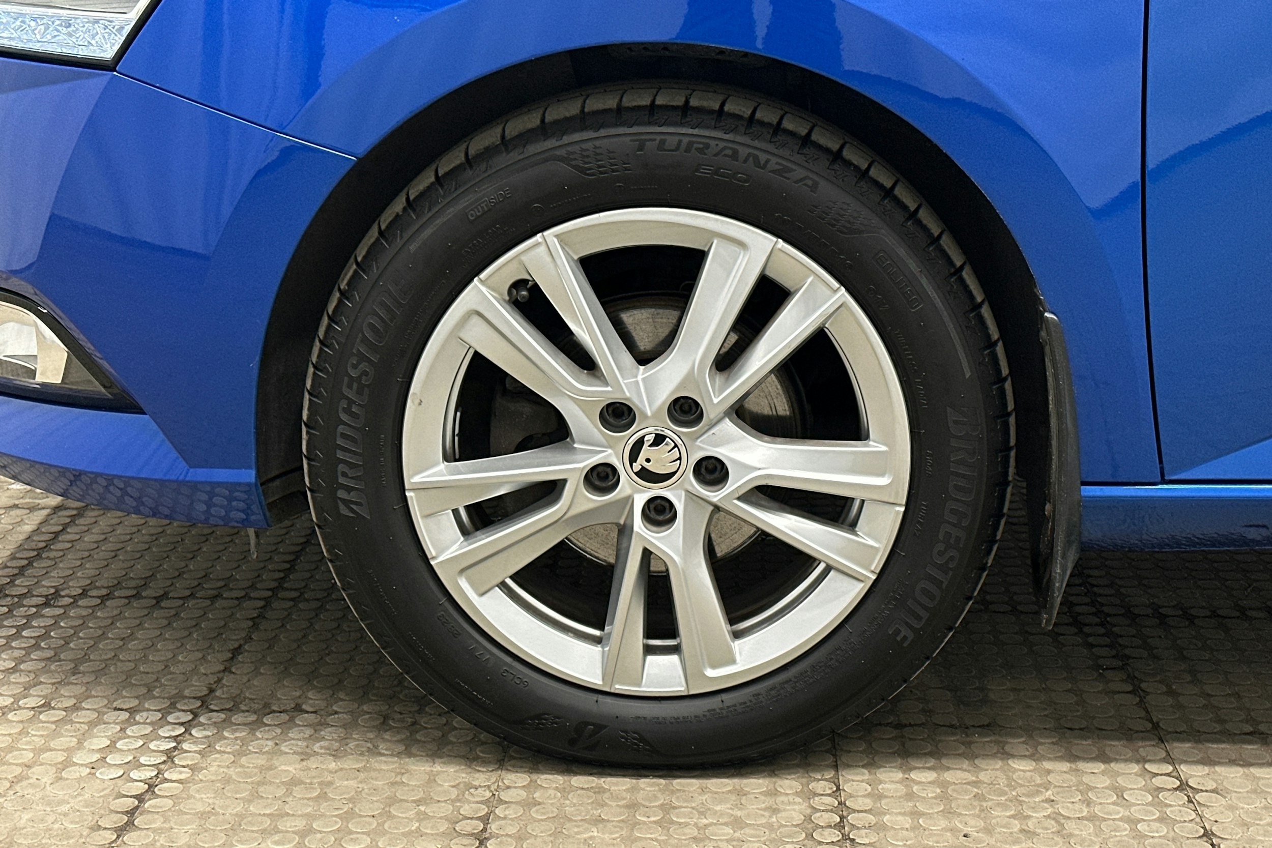 sininen Skoda Fabia 2020 kuva 11.