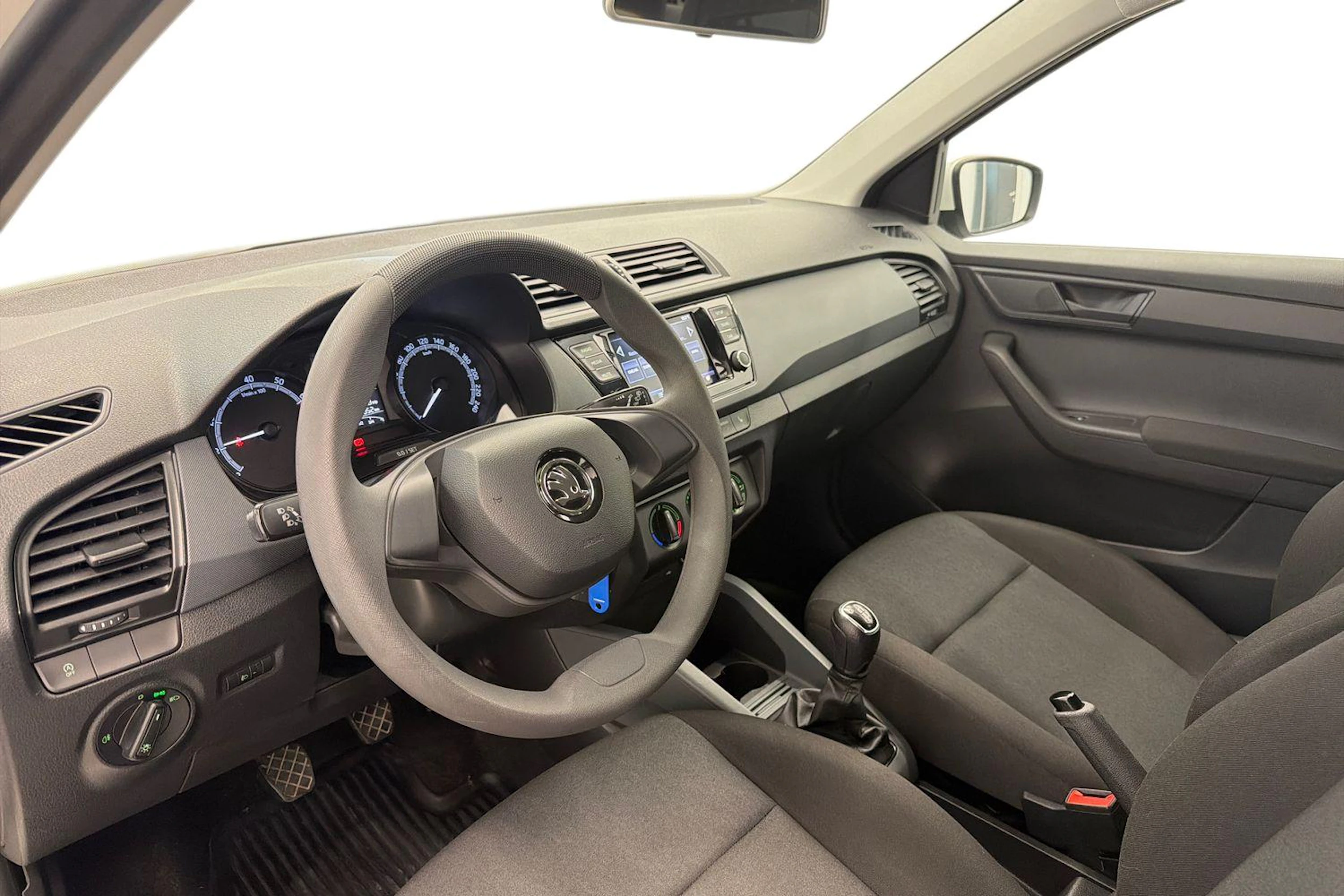 Valkoinen Skoda FABIA 2021 kuva 6.