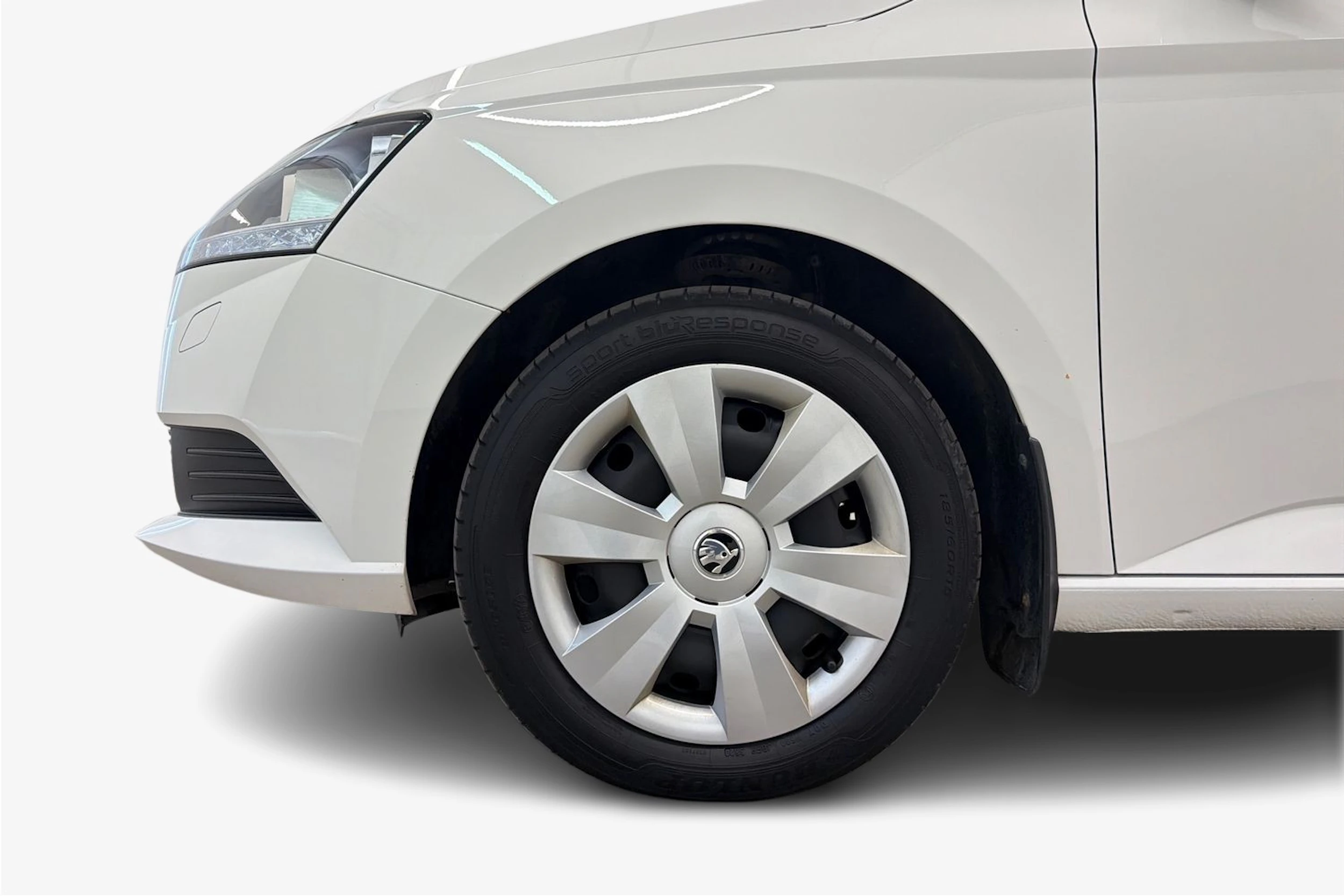 Valkoinen Skoda FABIA 2021 kuva 9.