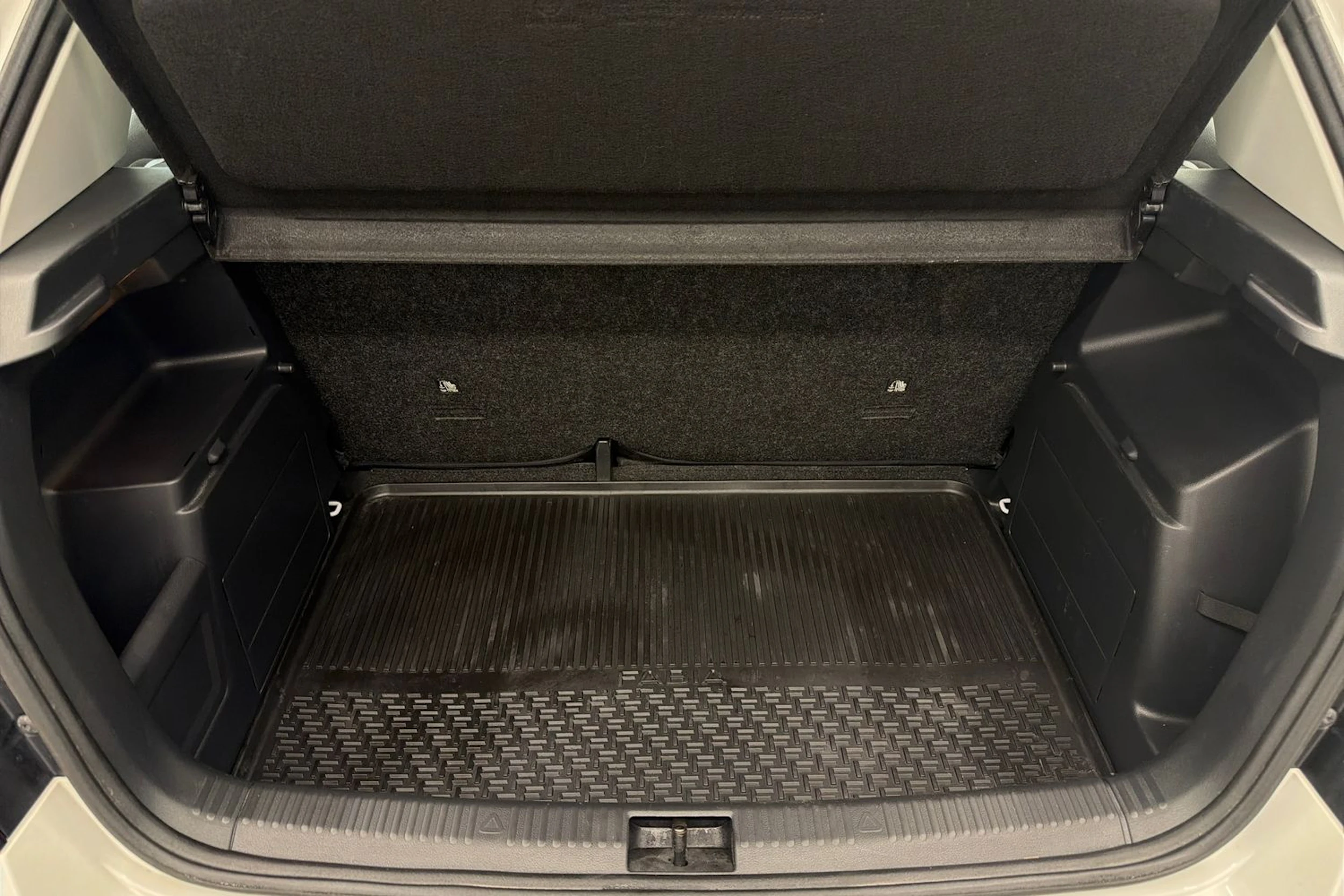Valkoinen Skoda FABIA 2021 kuva 13.