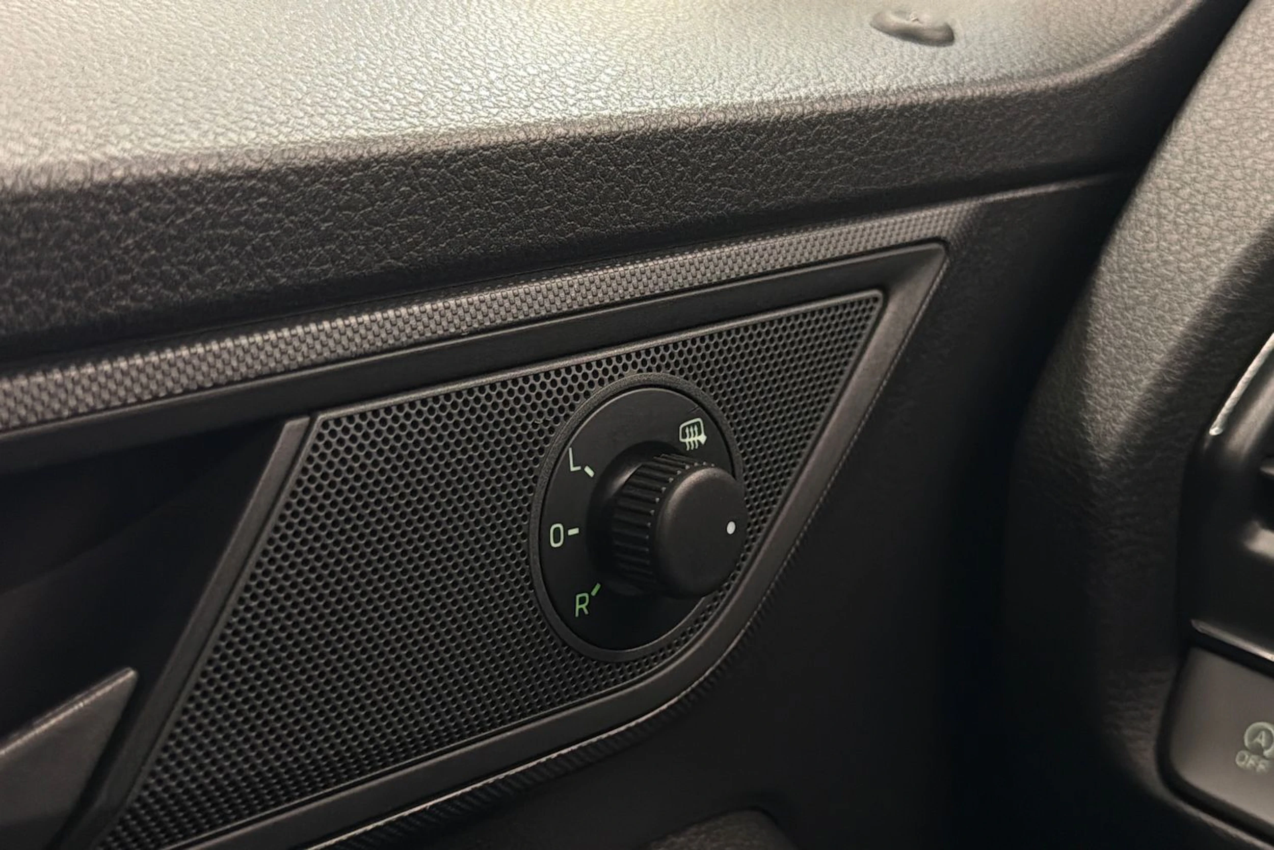 Valkoinen Skoda FABIA 2021 kuva 15.