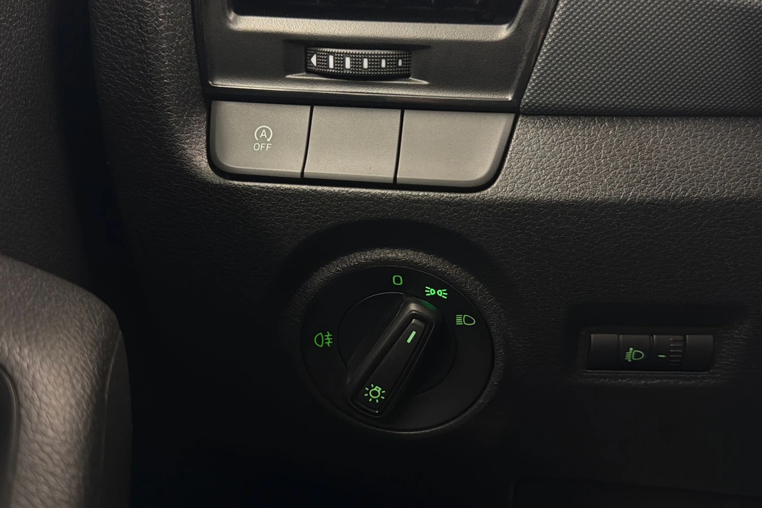 Valkoinen Skoda FABIA 2021 kuva 16.