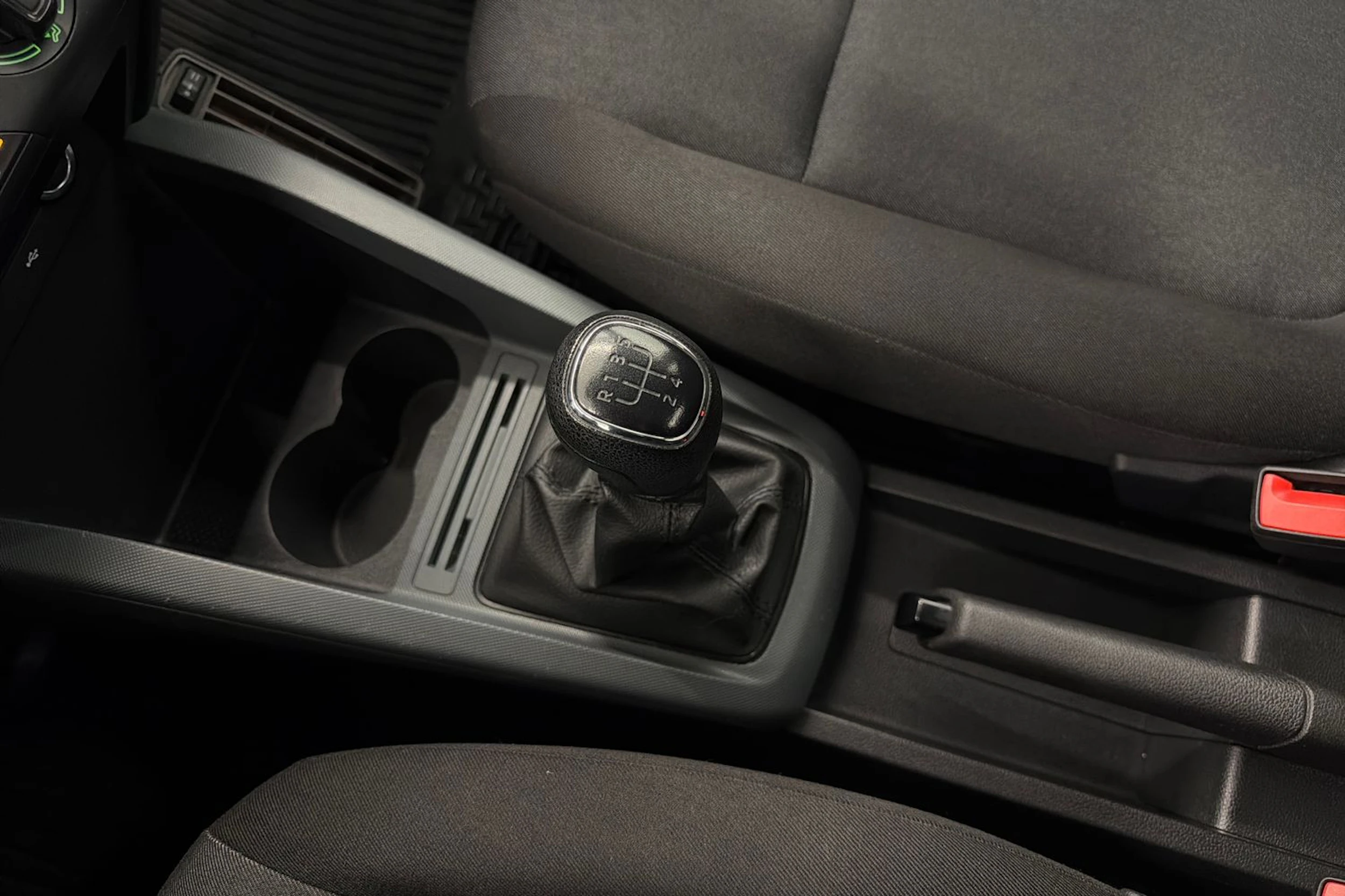 Valkoinen Skoda FABIA 2021 kuva 17.
